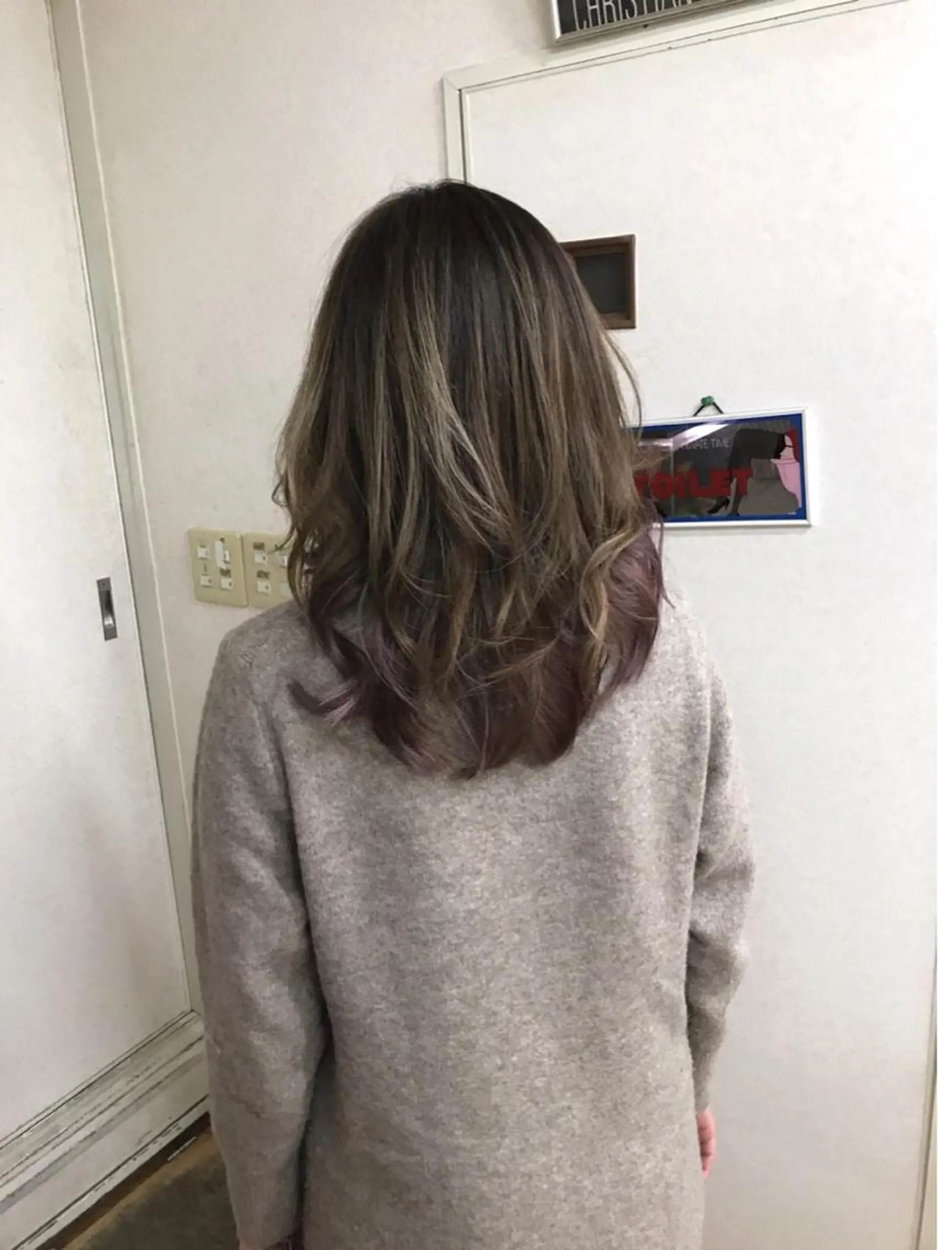 セミロング カラー アイブロウ バレイヤージュ グレージュ ハイライトカラー インナーカラー パープルカラー カット ヘアカラー BOB所属・三輪 太一のヘアスタイル