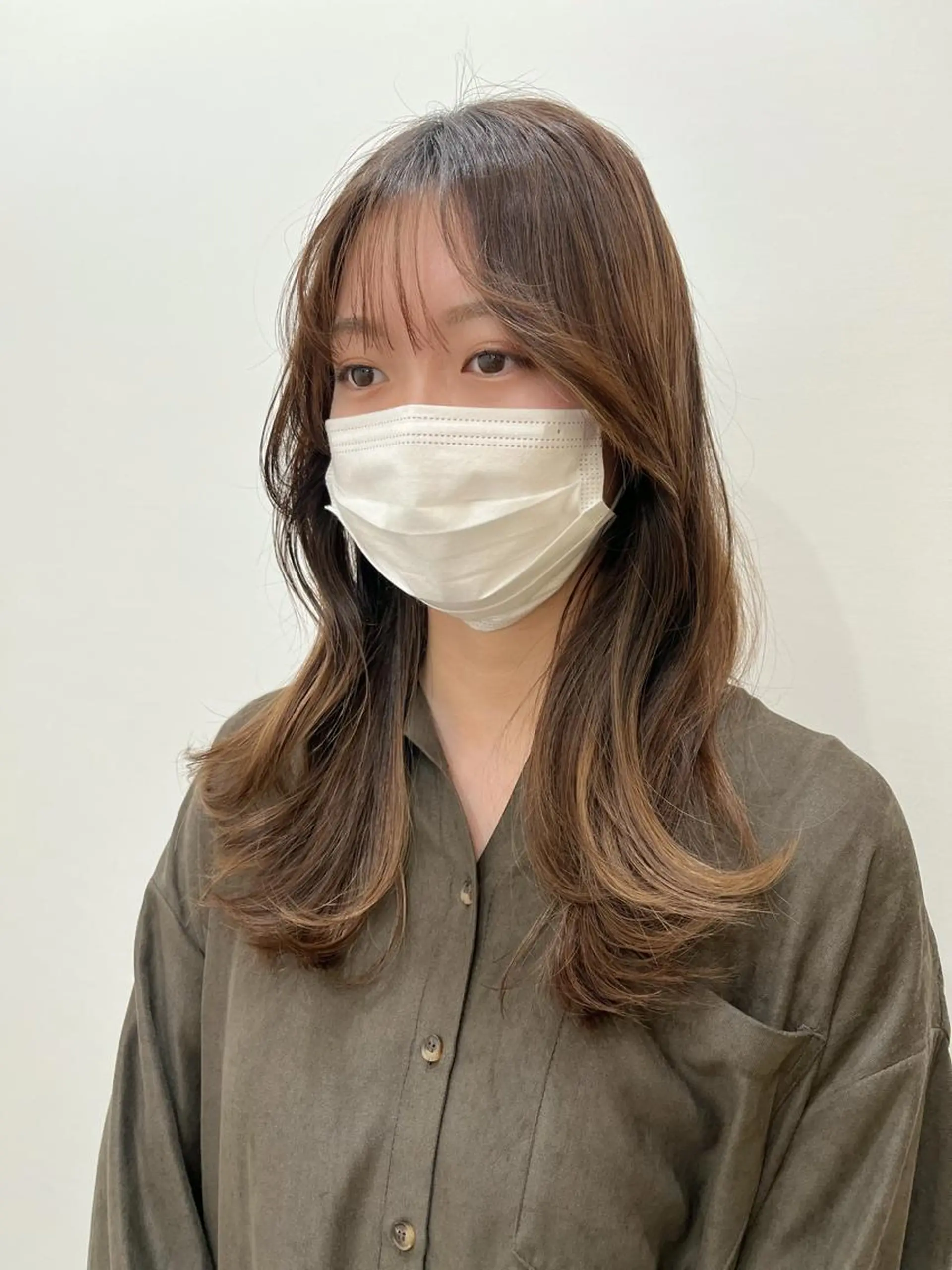 ミディアム カラー グレージュ 顔周りカット 韓国風ヘア レイヤーカット ミタニ/髪質改善 /レイヤーカットのヘアスタイル