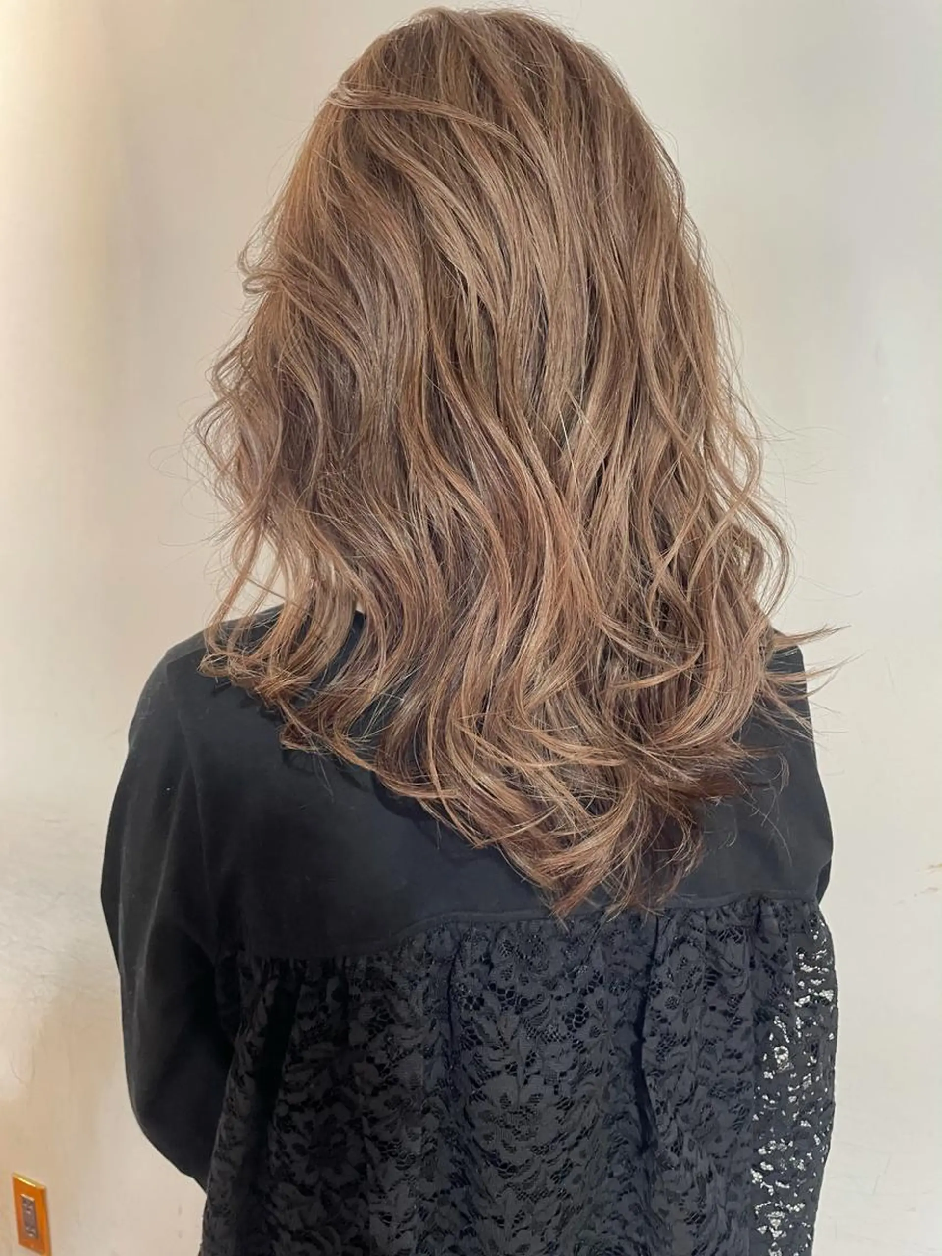 セミロング カラー ベージュカラー ハイライトカラー ミルクティーベージュ ハイライト Leverage New York所属・店長 濱口敬太のヘアスタイル