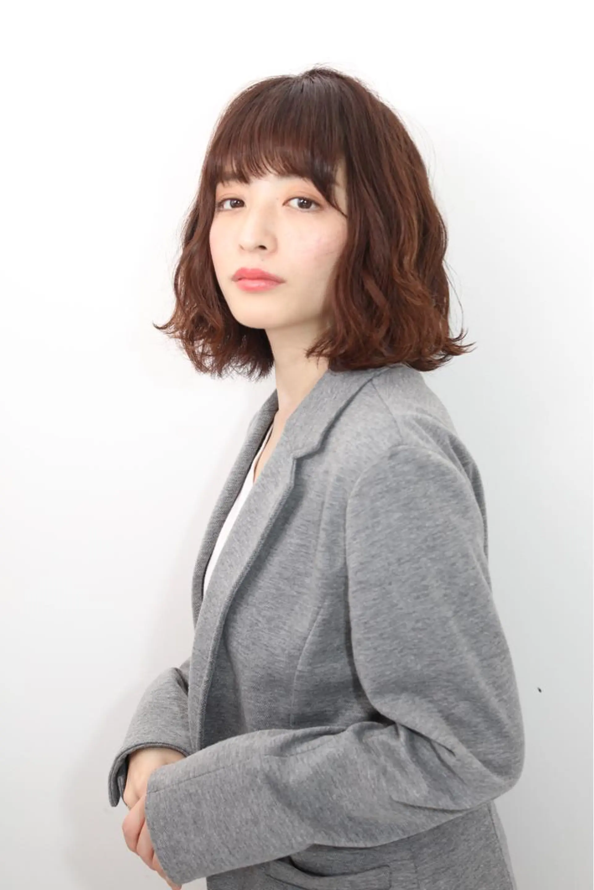 ミディアム カラー 荒木 依莉亜のヘアスタイル