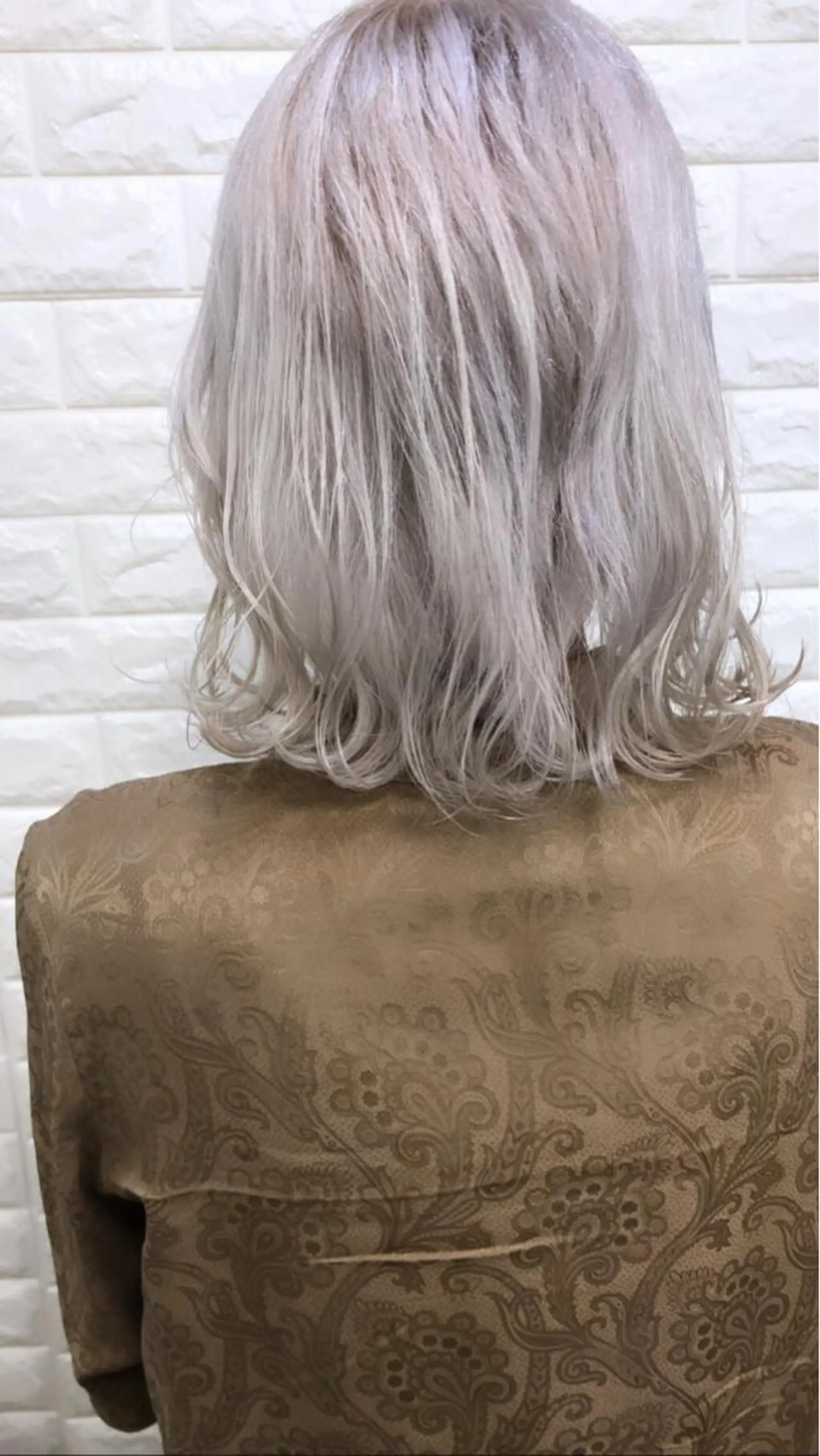 ミディアム カラー ベージュカラー ハイトーンカラー ホワイトベージュ ヘアカラー トリートメント famille所属・famille ファミーユのヘアスタイル