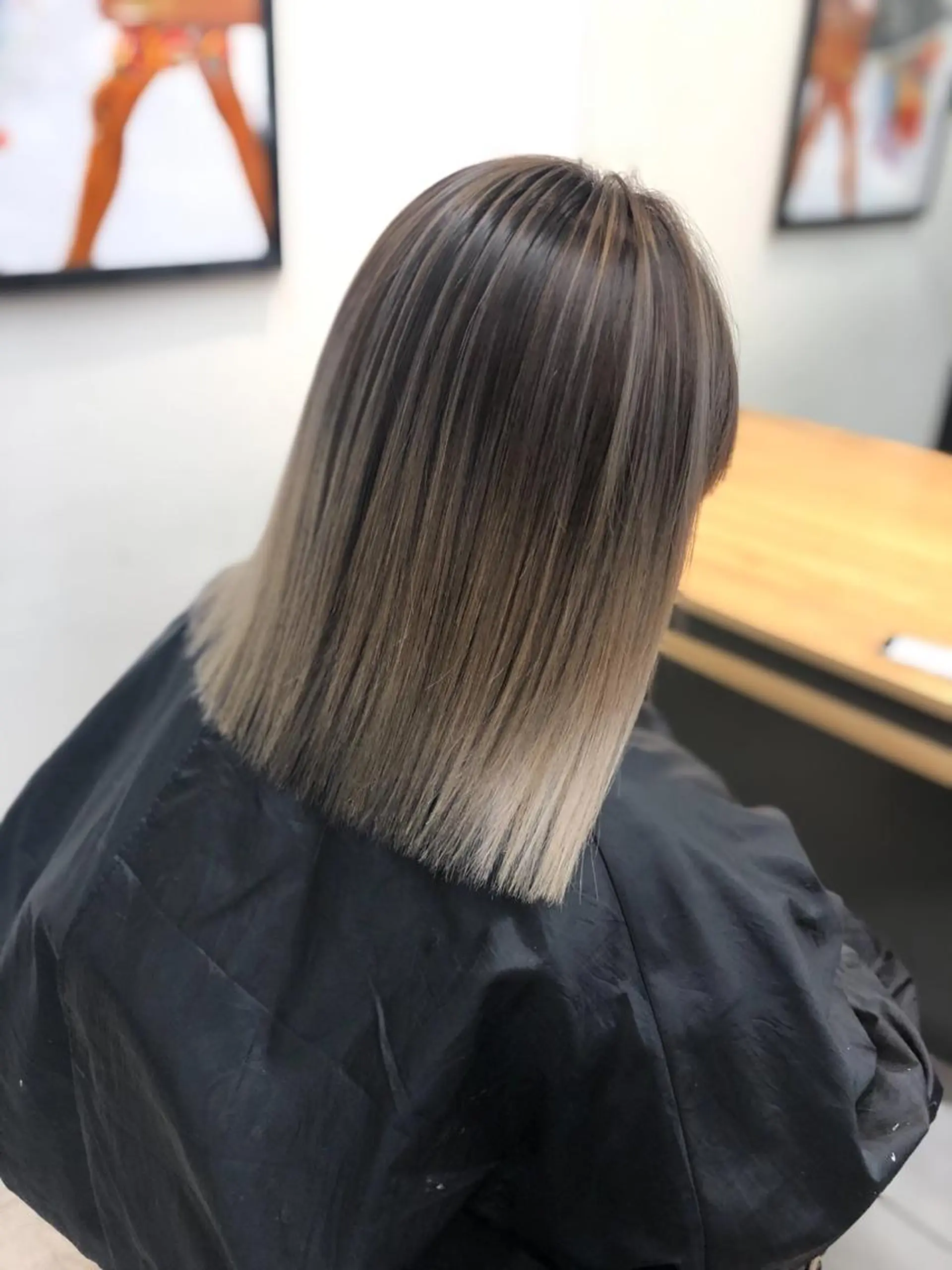 ミディアム レイヤーカット ヘアカラー 顔タイプ診断®︎ ハイトーンカラーのヘアスタイル