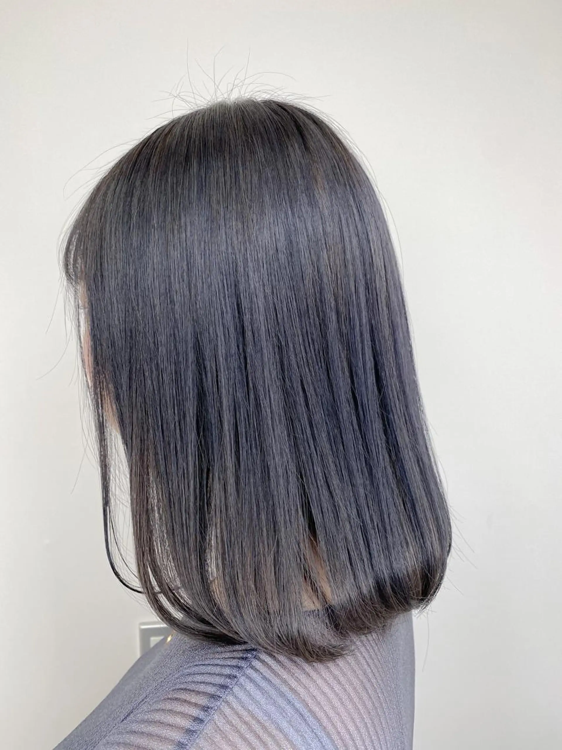 ミディアム カラー ブリーチ ケアブリーチ グレージュ ネイビーカラー SALOWIN神戸三宮East店所属・【透明感、艶髪】西村 有司のヘアスタイル