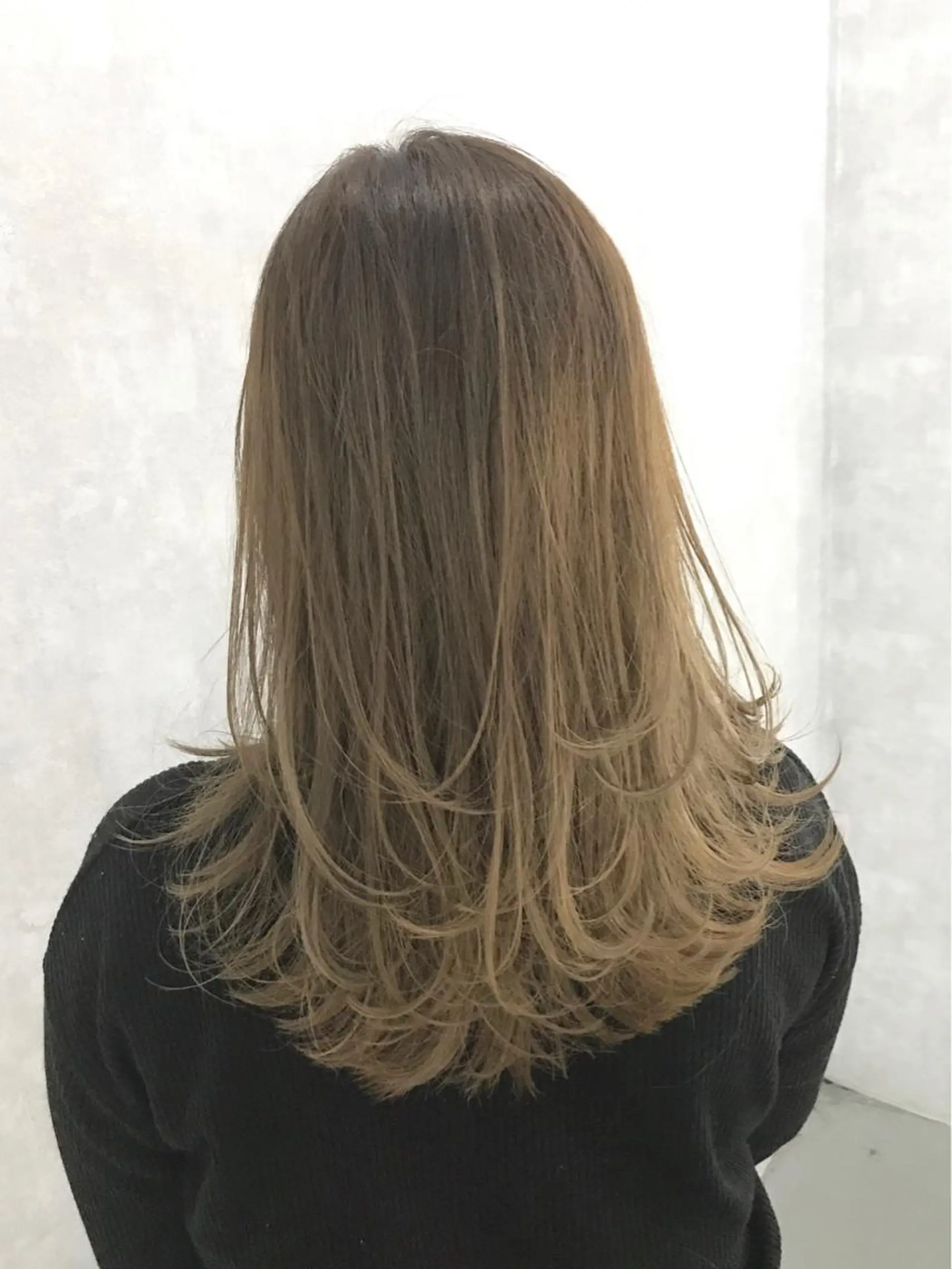 セミロング カラー グラデーションカラー ハイライトカラー ハイライト TOMOYAレイヤー ブリーチ縮毛矯正のヘアスタイル