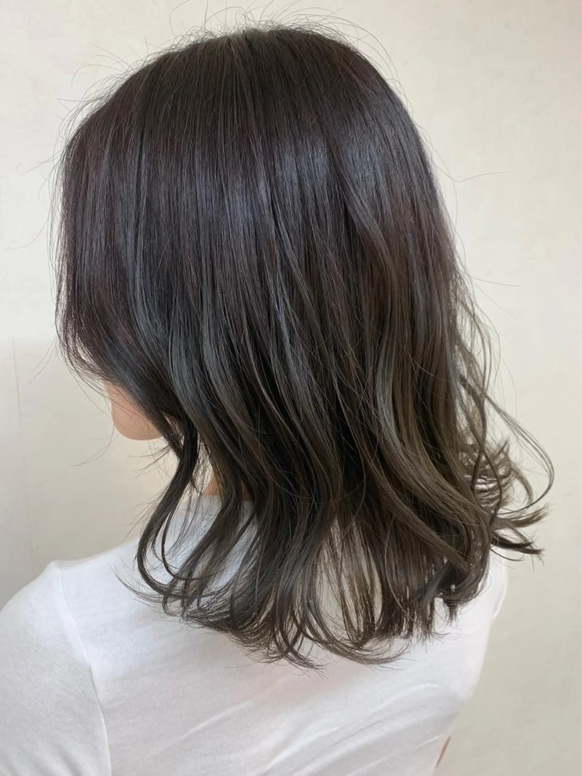 セミロング 透明感ハイライト◎ 伊藤夏海のヘアスタイル