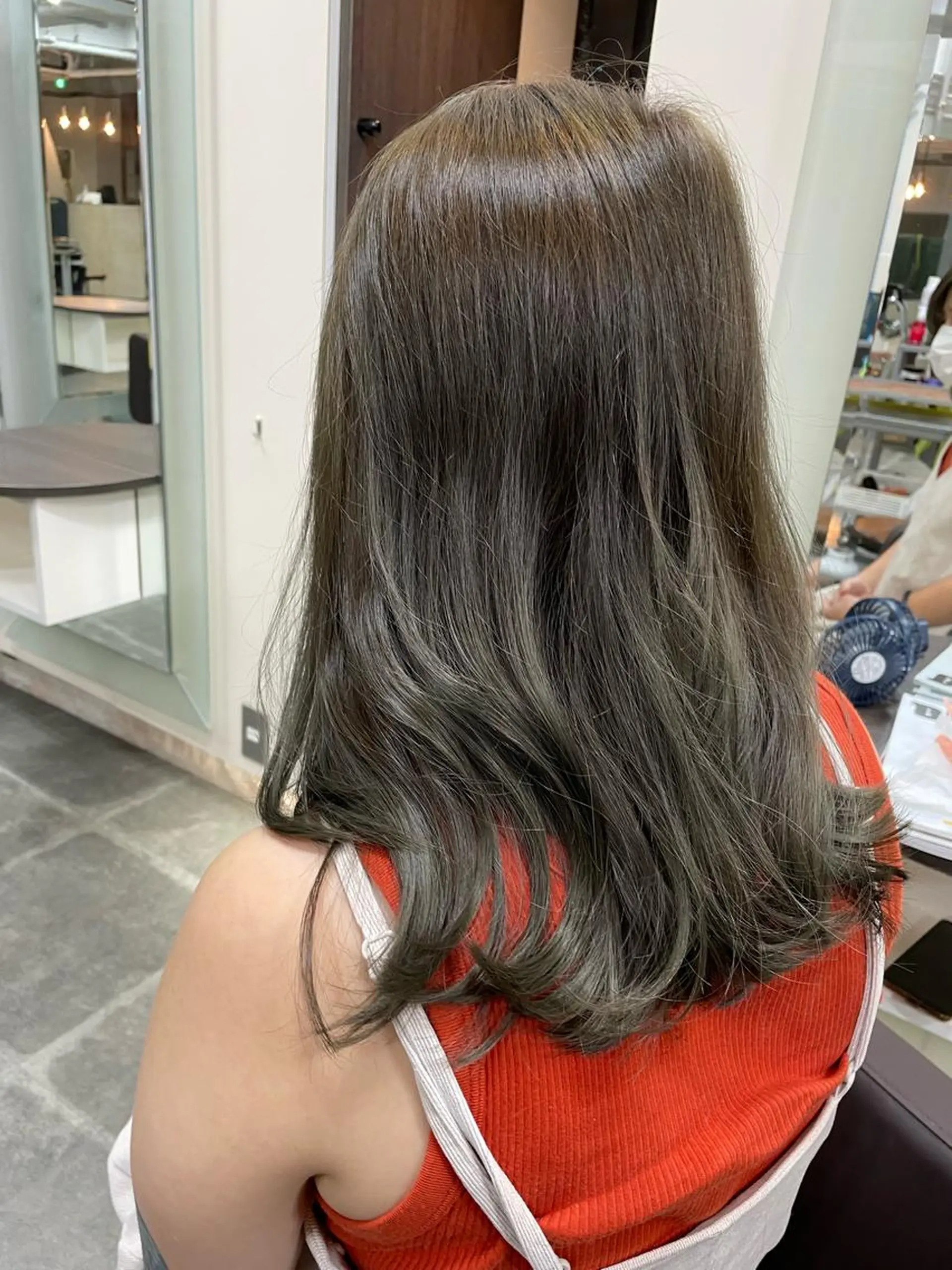 セミロング カラー カット ヘアカラー トリートメント 平 ちひろのヘアスタイル