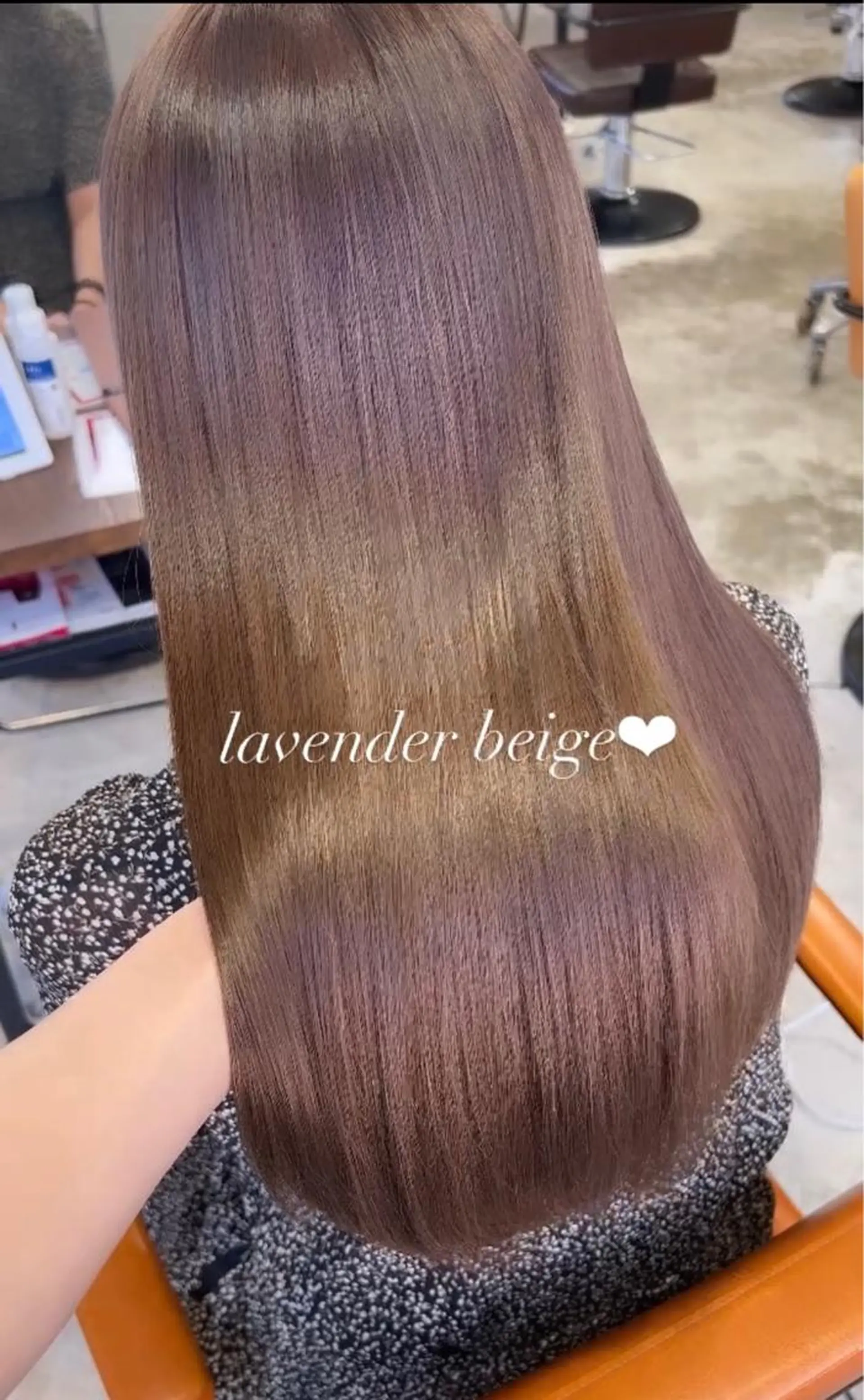 ロング ラベンダーベージュ 松下 奈央のヘアスタイル