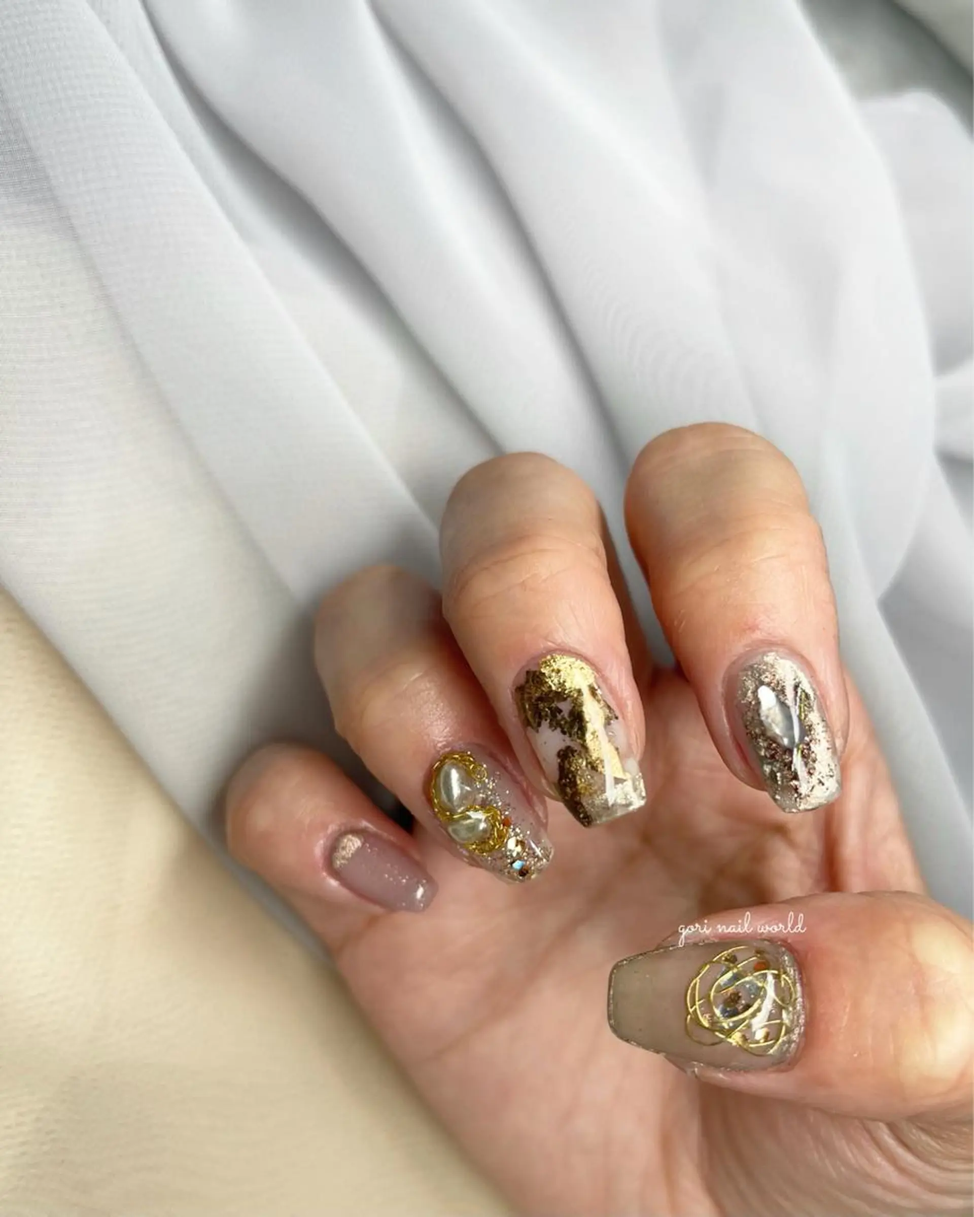 ネイル ニュアンスネイル 𝐠𝐨𝐫𝐢 𝐧𝐚𝐢𝐥のネイルデザイン