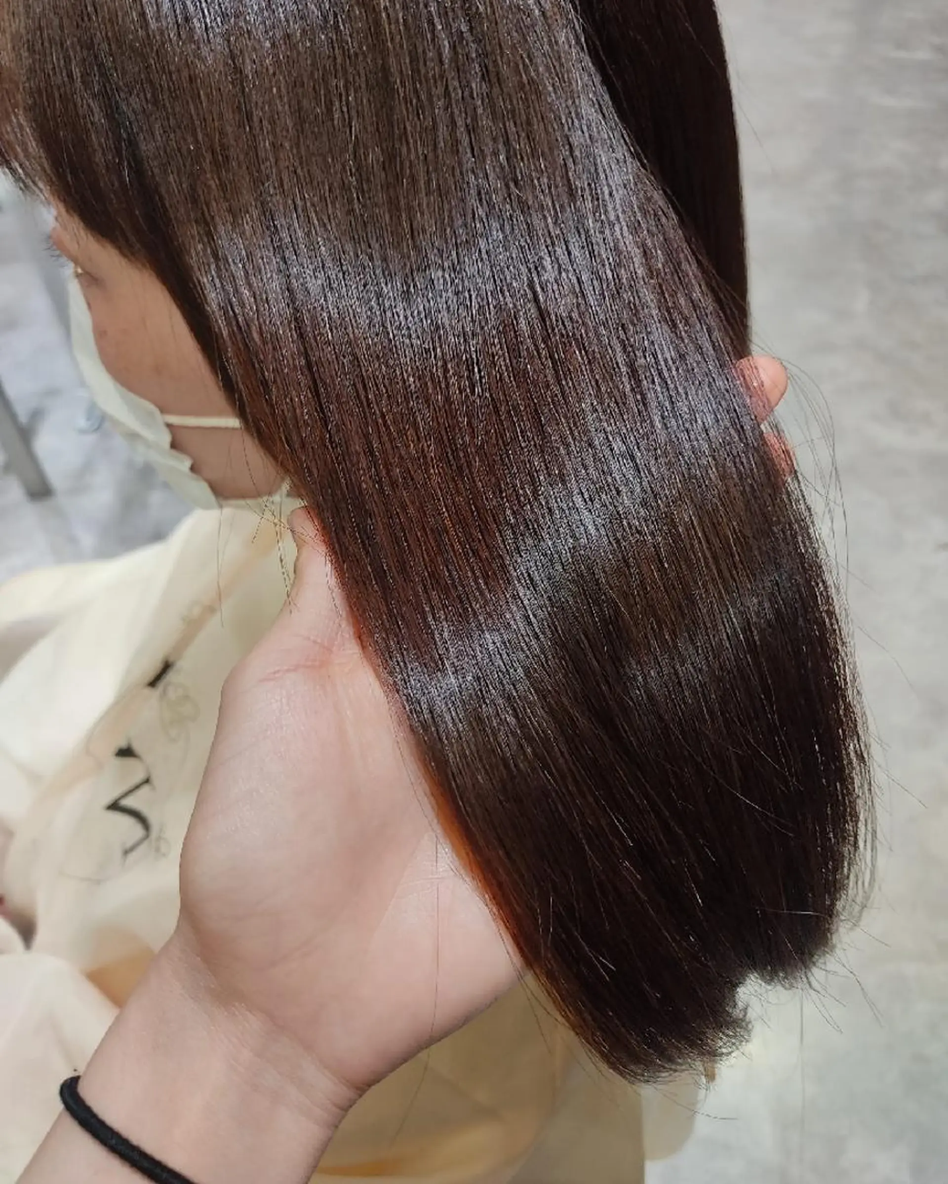 セミロング カット 菊岡 歩のヘアスタイル