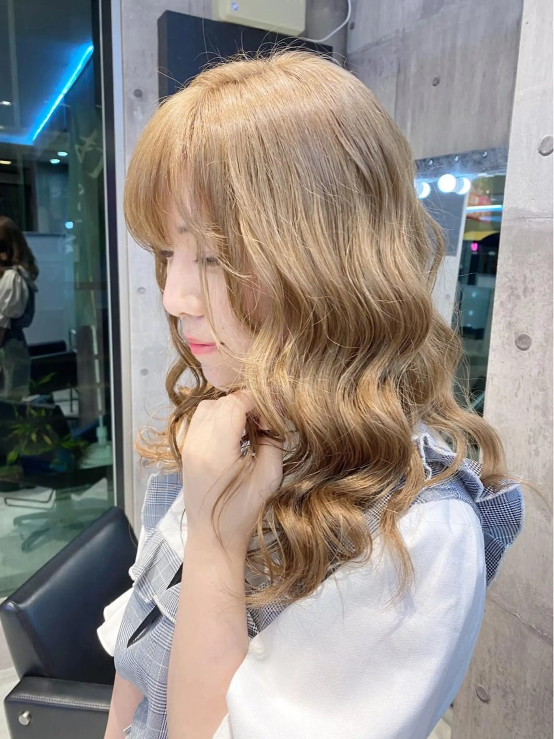 ミディアム カラー メンズ JuNブリーチに 縮毛矯正するプロのヘアスタイル