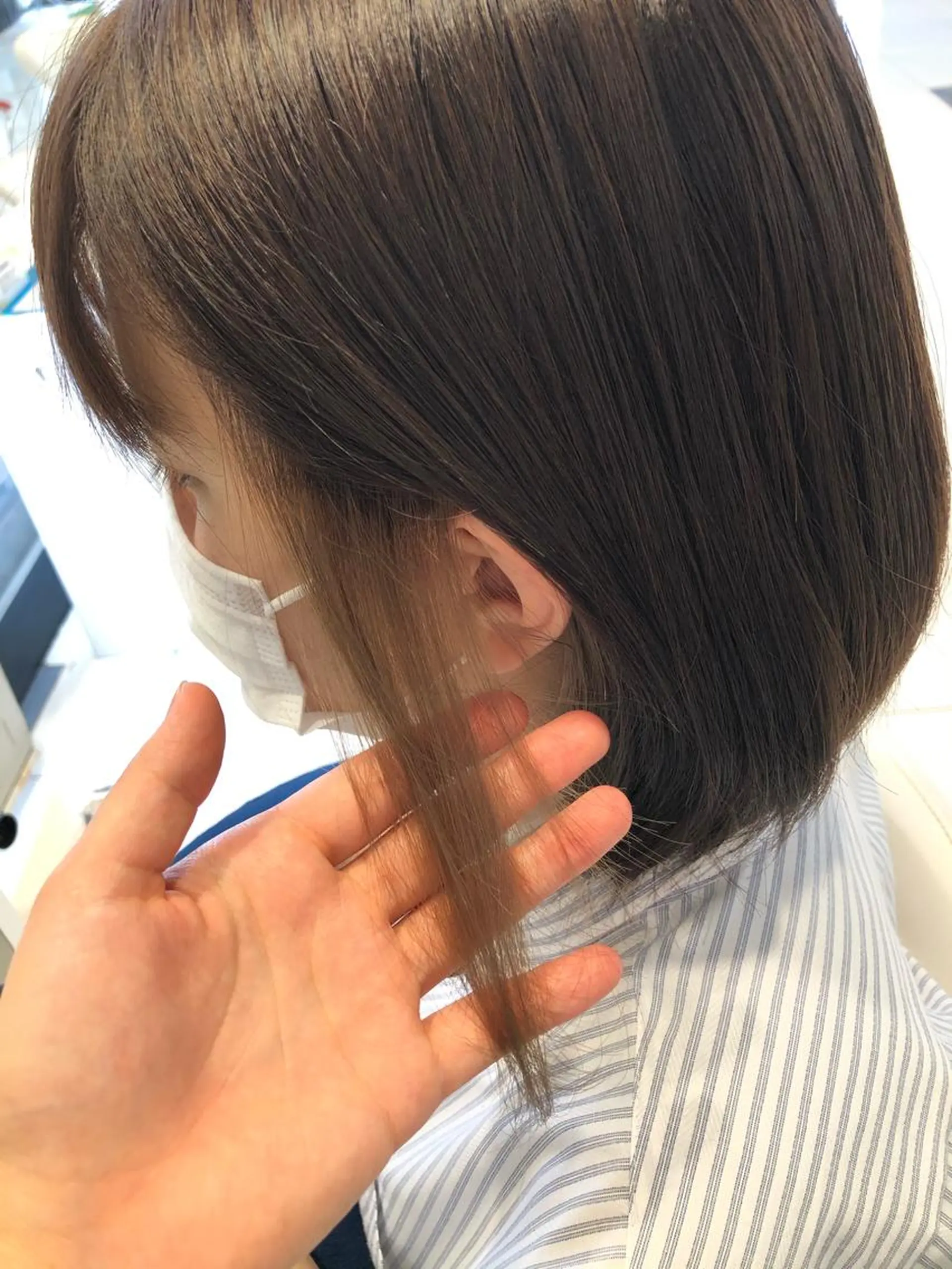 カラー アッシュ イヤリングカラー ミルクティーアッシュ ショート/白髪ぼかし 君和田若菜のヘアスタイル