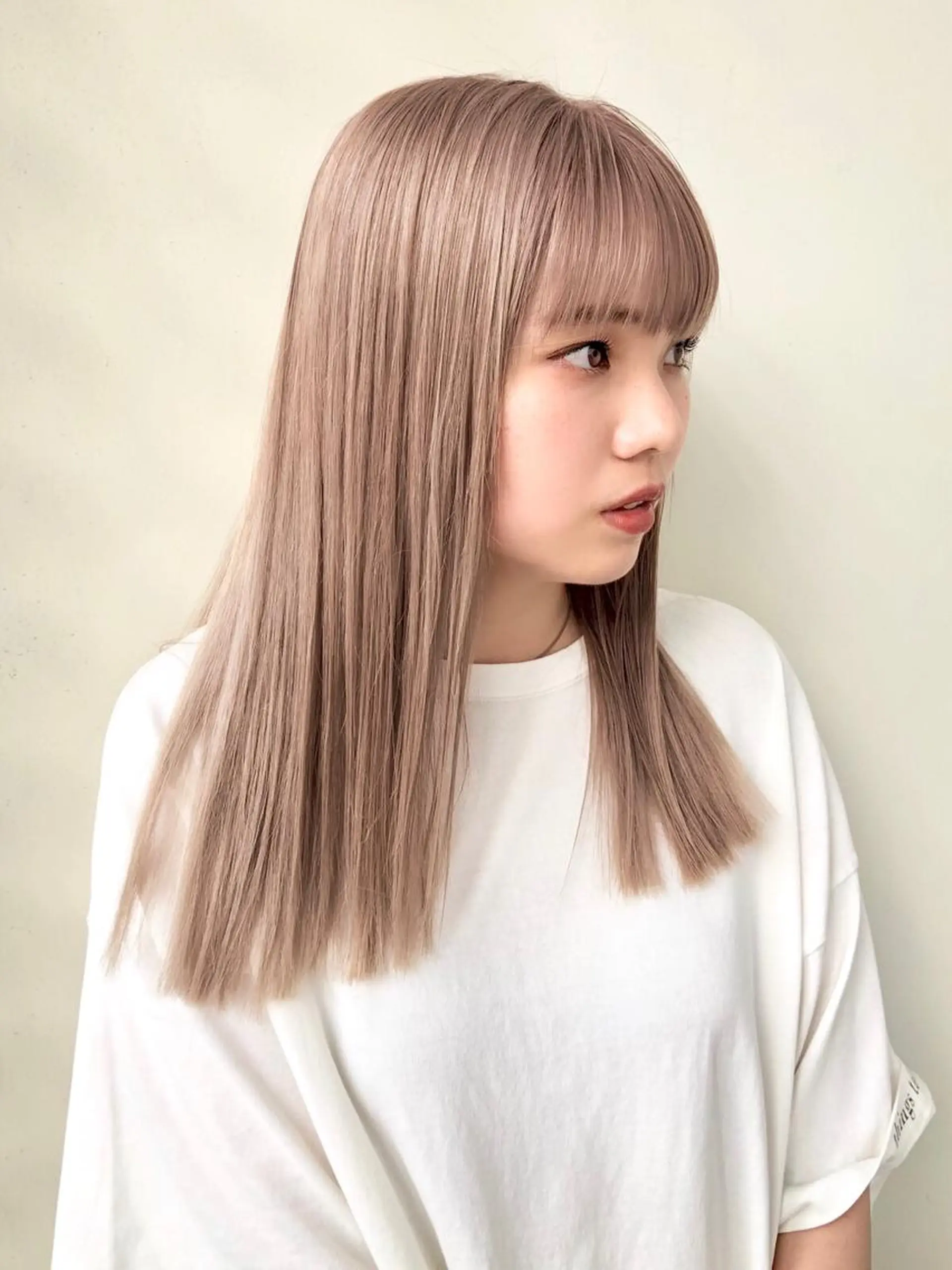 セミロング カラー ANNA /艶髪/ハイトーンのヘアスタイル