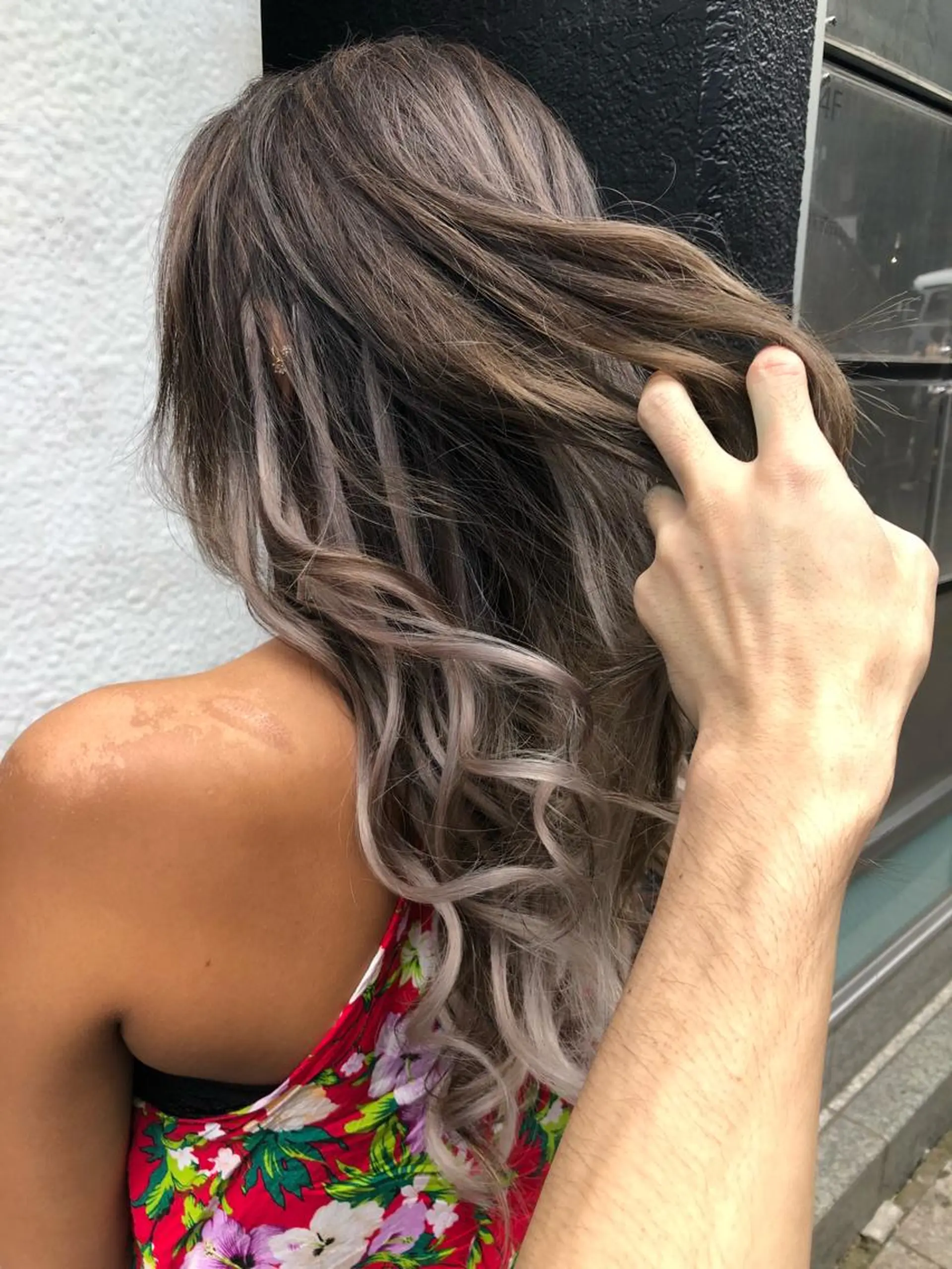 セミロング カラー ブリーチ ハイライトカラー ラベンダーカラー ラベンダーグレー エクステ 100%髪質改善特化 TRUNSのヘアスタイル