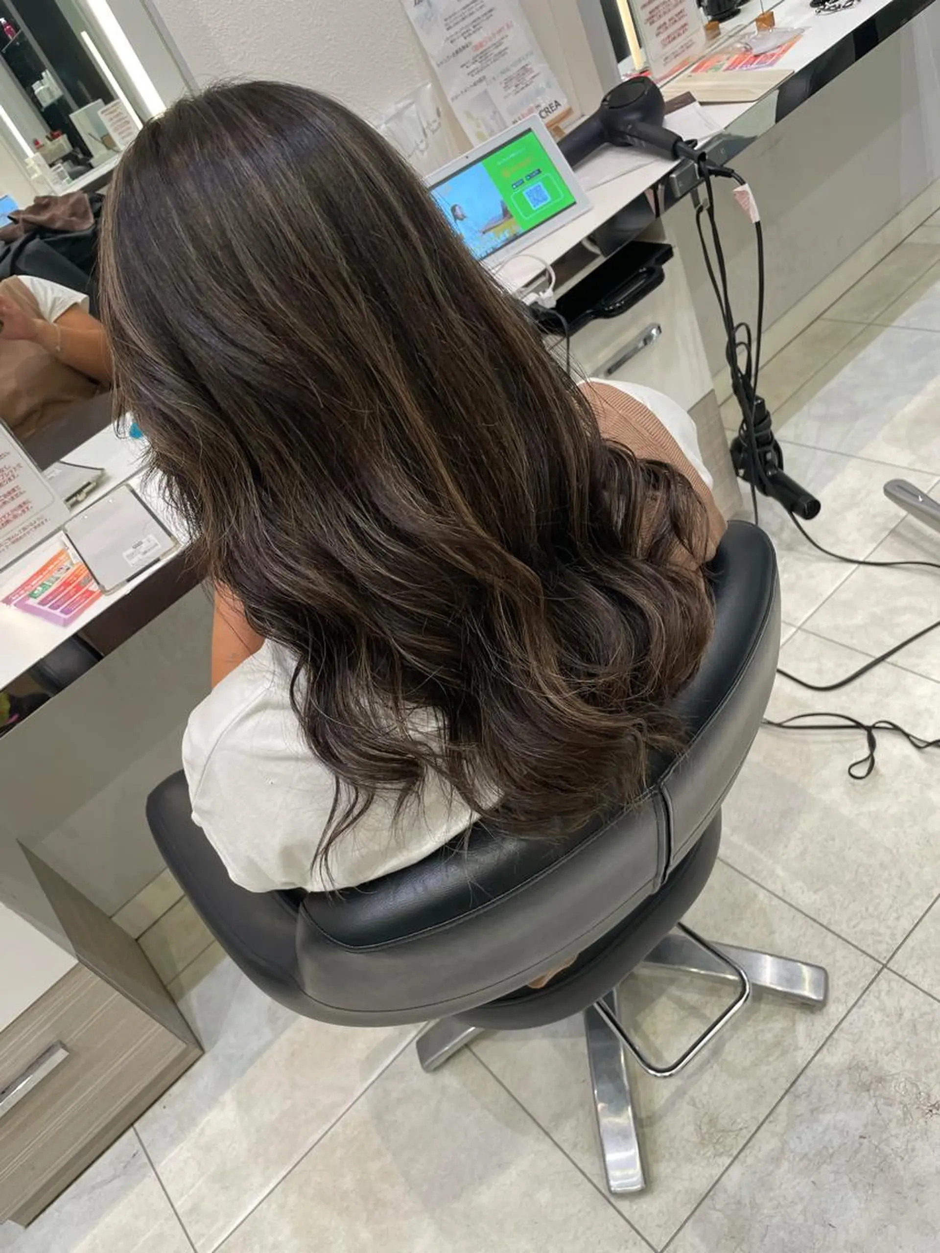 セミロング ハイライト ヘアカラー トリートメント 岸 保奈美のヘアスタイル