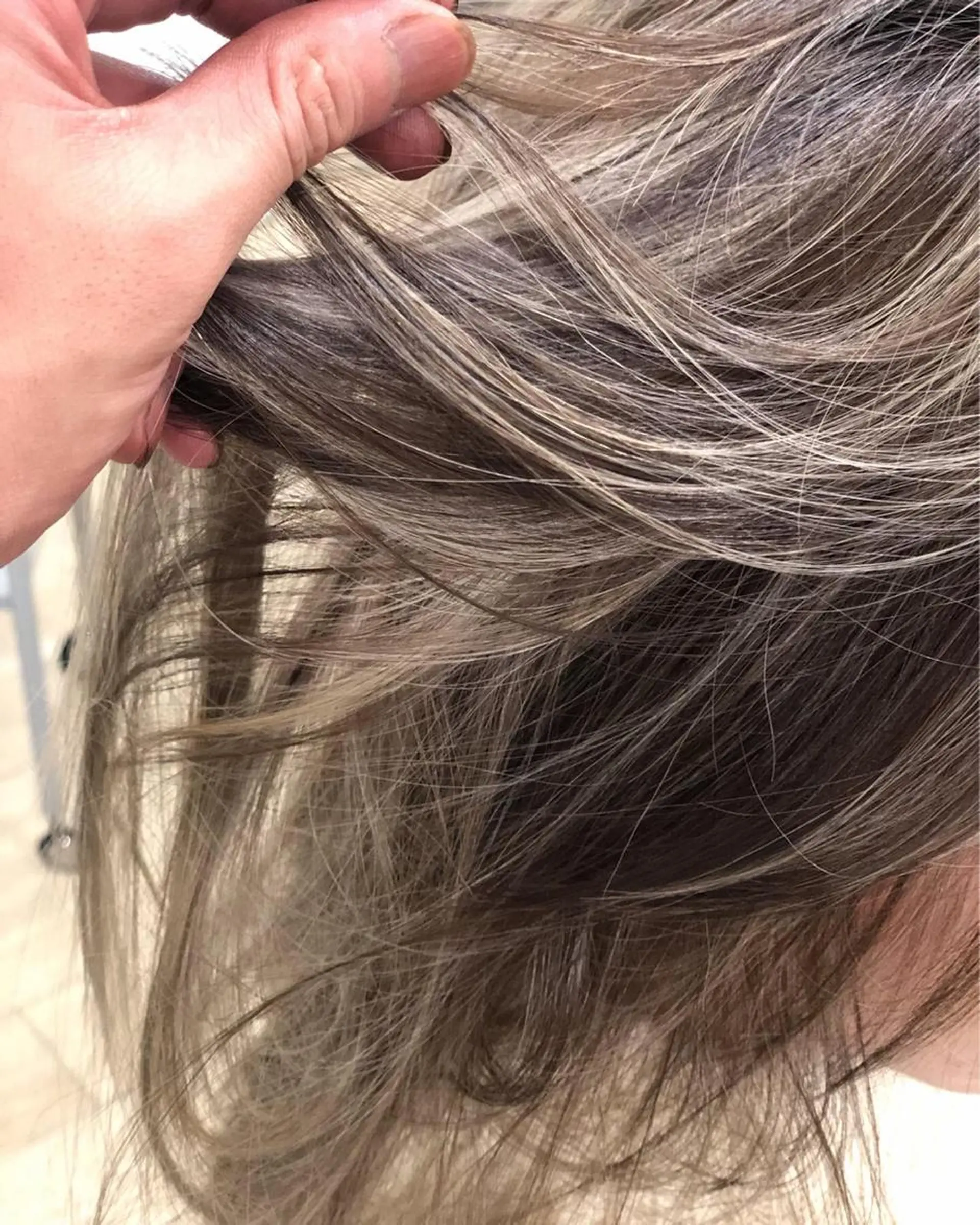 ミディアム カラー グレージュ ハイライトカラー ミルクティーグレージュ ハイライト ヘアカラー トリートメント Tao所属・藤川 大智のヘアスタイル