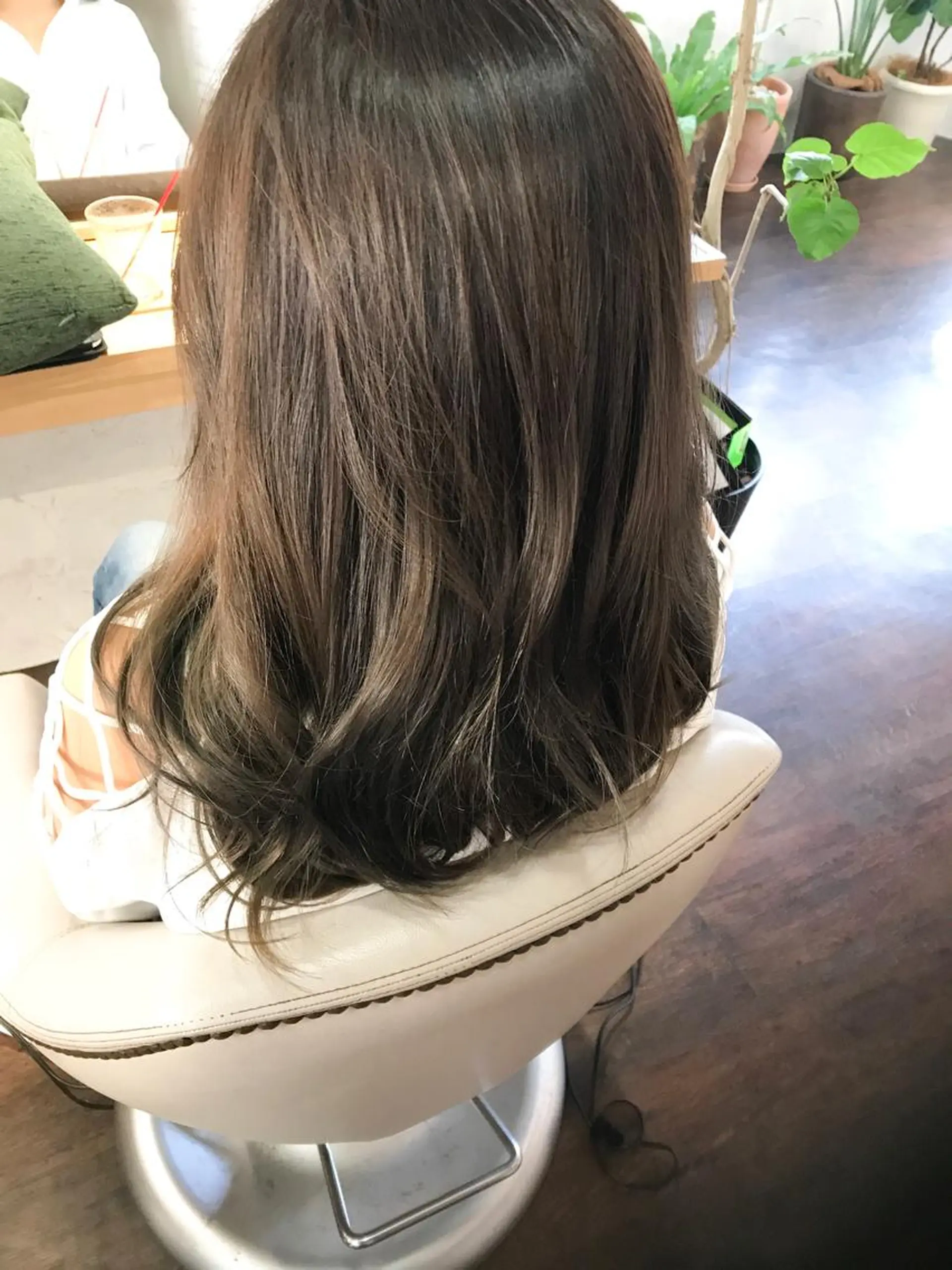 ロング カラー グレージュ 伊藤 優希のヘアスタイル