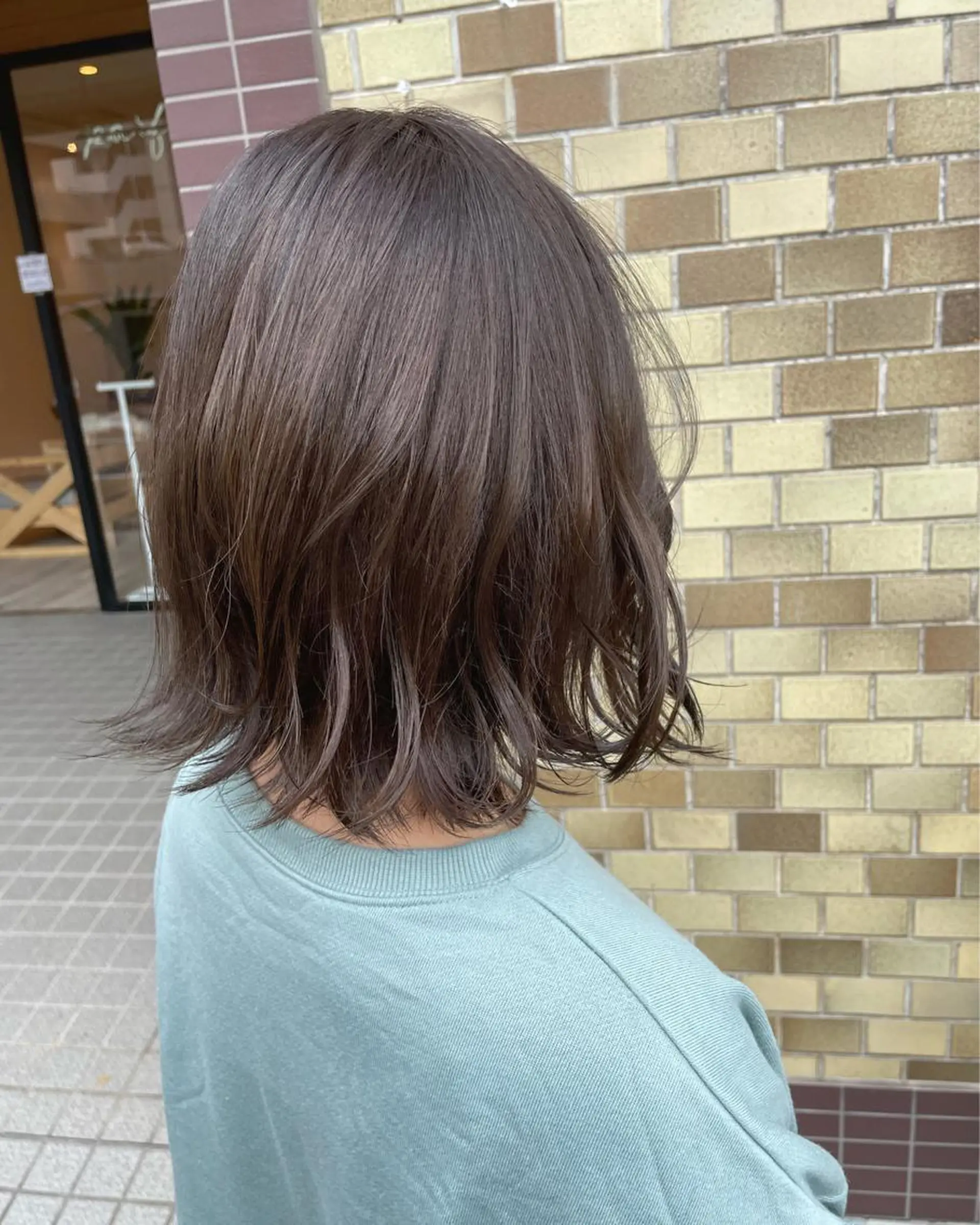 ミディアム カラー グレージュ 外ハネヘア 永井 悠大のヘアスタイル