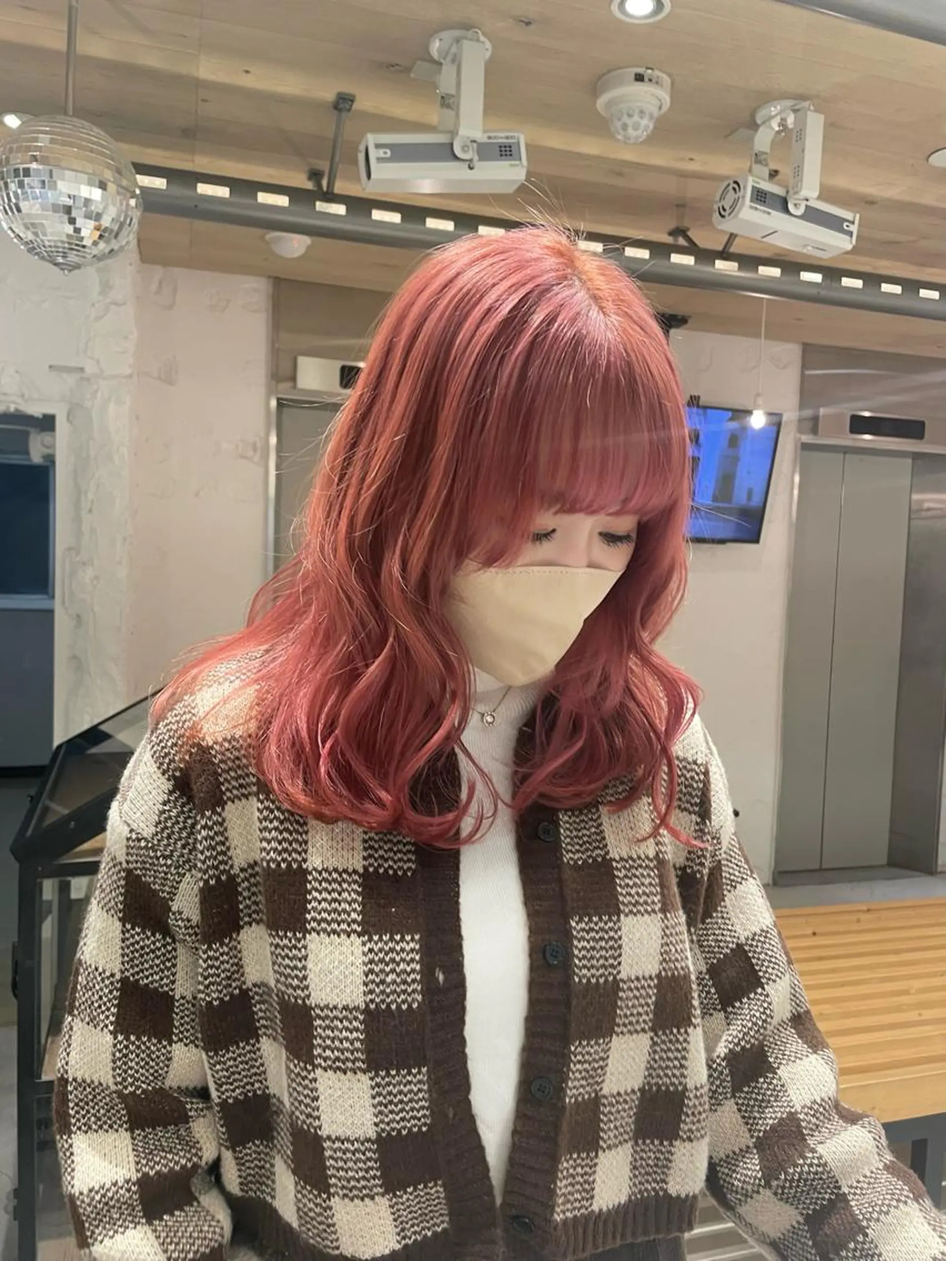 セミロング カラー 艶ハイトーン👑♡ NATSUKIのヘアスタイル