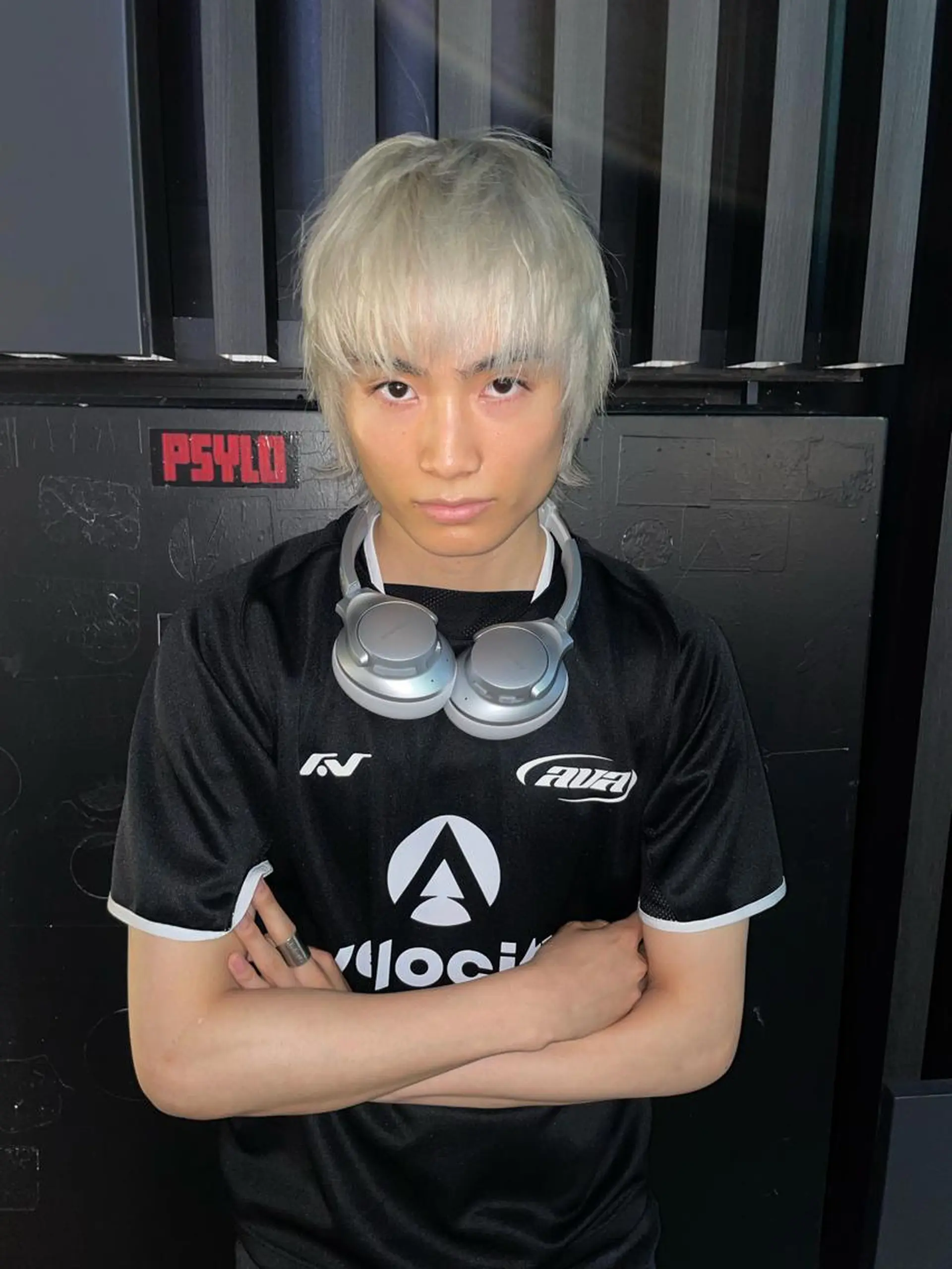 ショート カラー メンズ メンズバレイヤージュ メンズブリーチ センターパート フェードカット メンズハイライト ヘアカラー トリートメント スパイラルパーマ 🌐hina⭐️のヘアスタイル