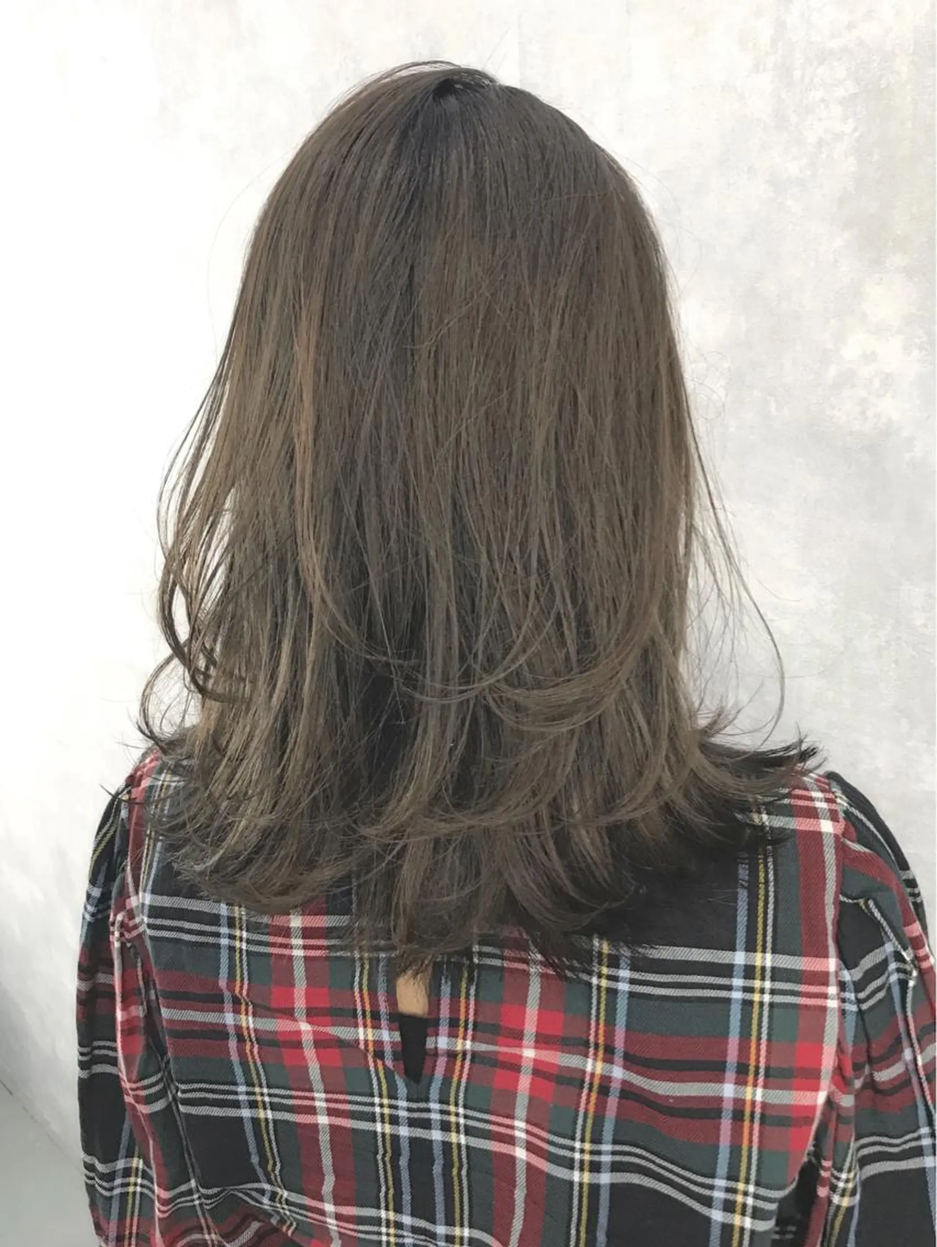 セミロング ハイライト TOMOYAレイヤー ブリーチ縮毛矯正のヘアスタイル