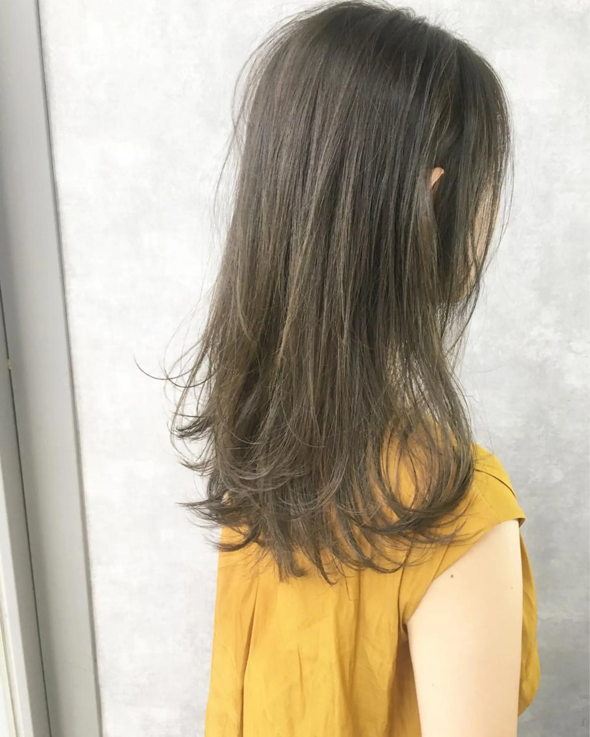 セミロング カラー オリーブグレー レイヤーカット BLend 渋谷のヘアスタイル