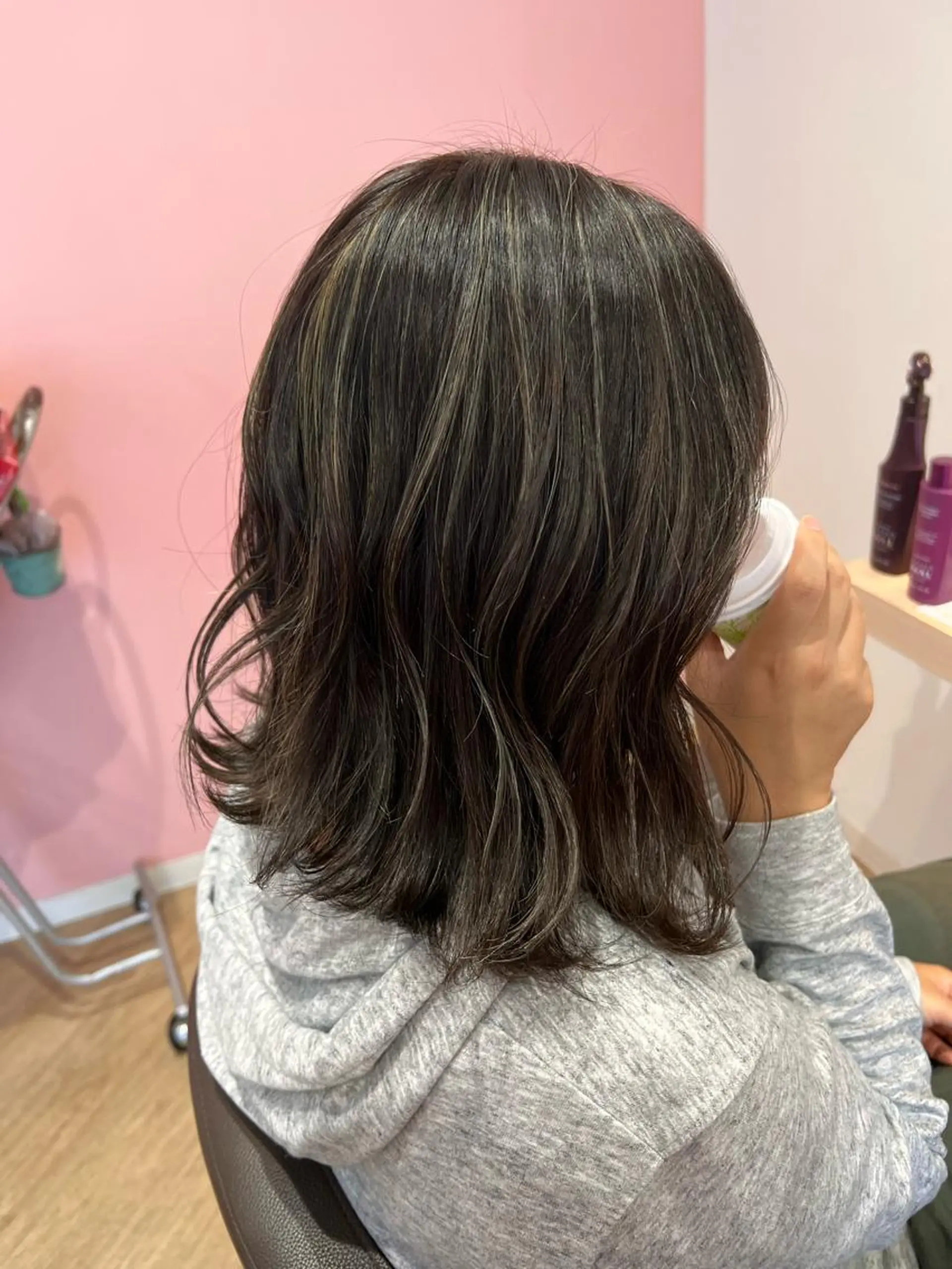 ミディアム ハイライト 伊藤 愛美のヘアスタイル