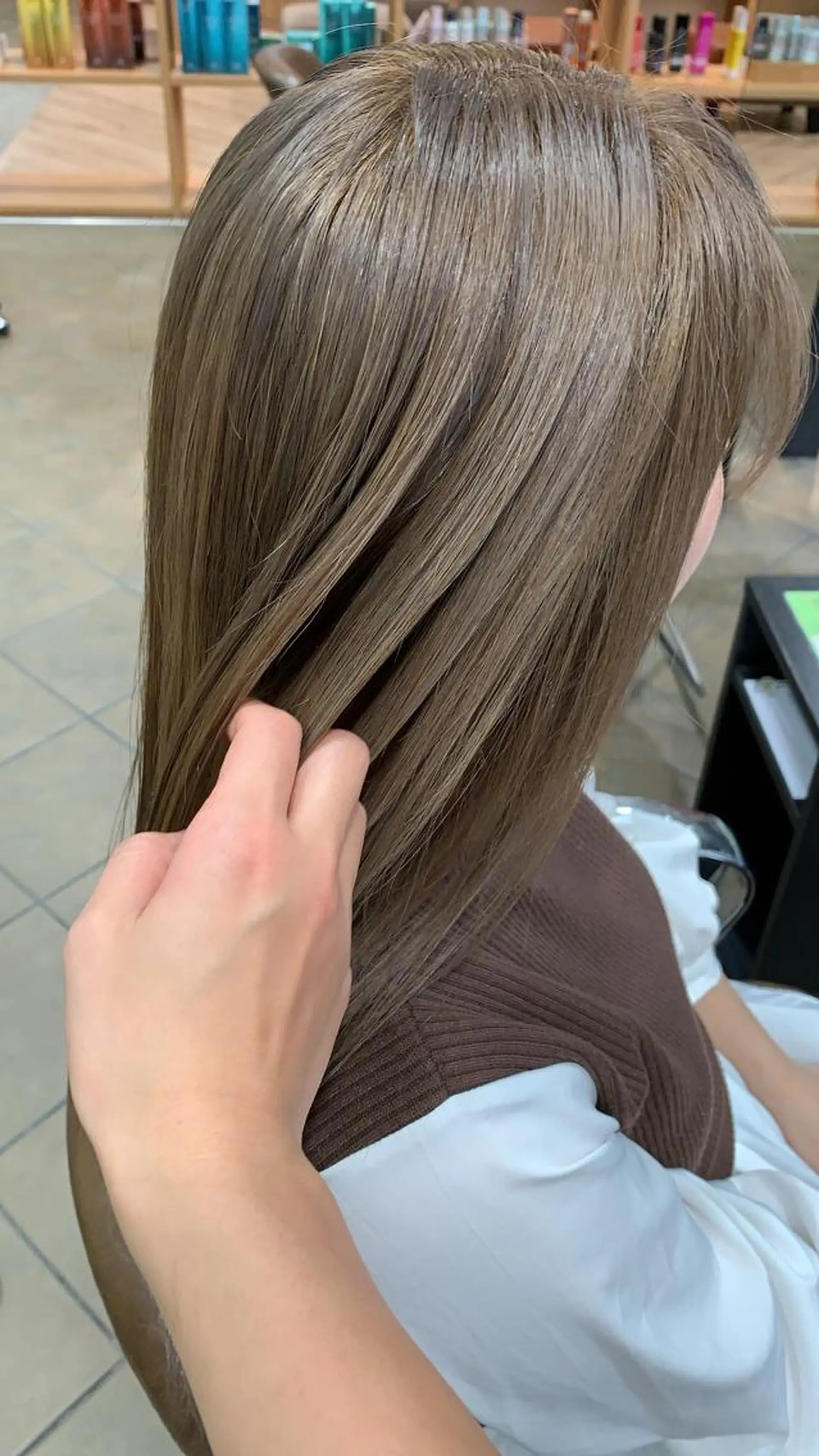 セミロング Ripps長居所属・メテオ ／ヘアカラー 西川菜実のヘアスタイル