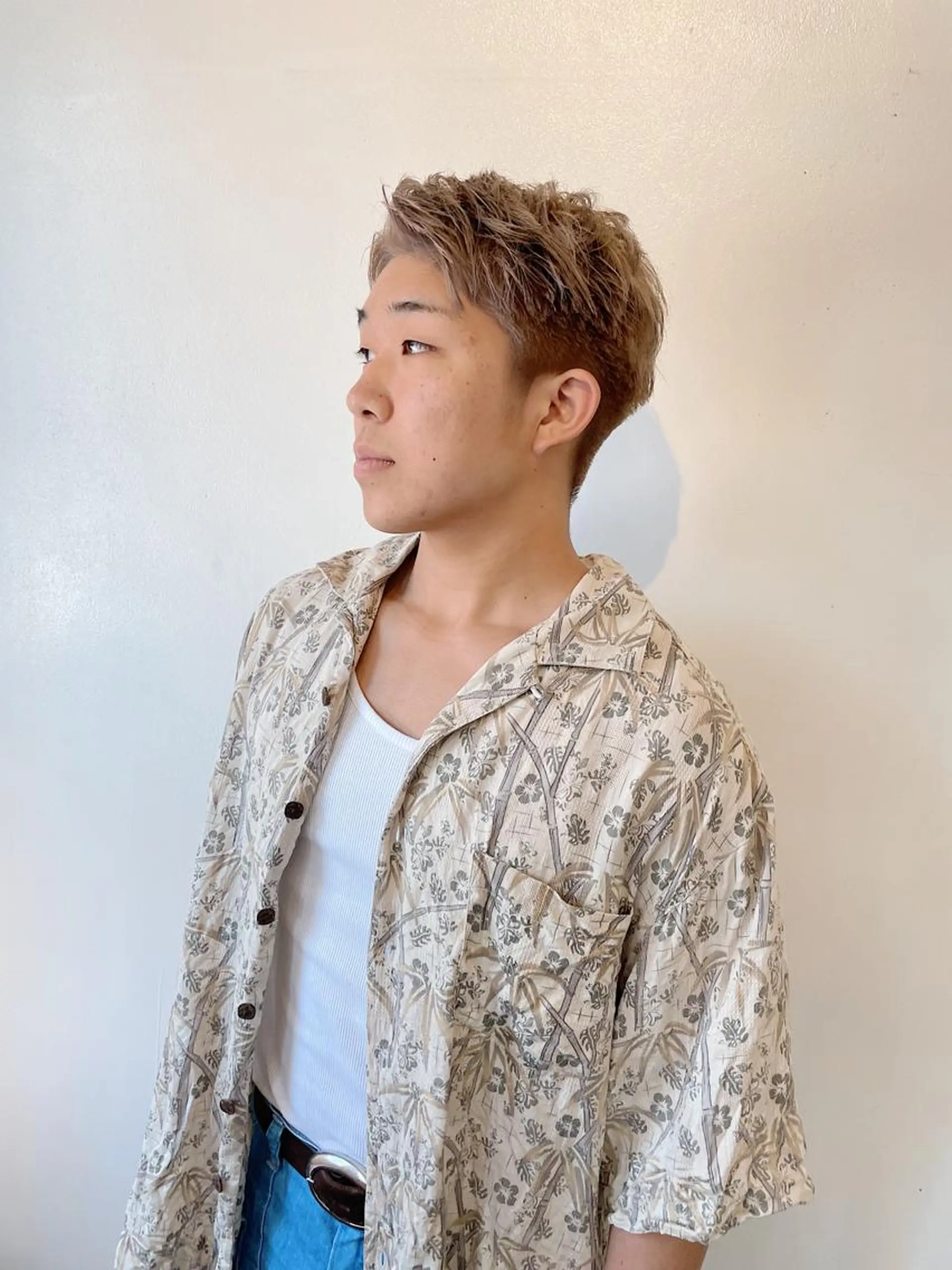 カラー メンズ メンズブリーチ ベージュカラー ブリーチ ブロンド ブロンドベージュ カット ヘアカラー h a k u 大倉 卓人のヘアスタイル