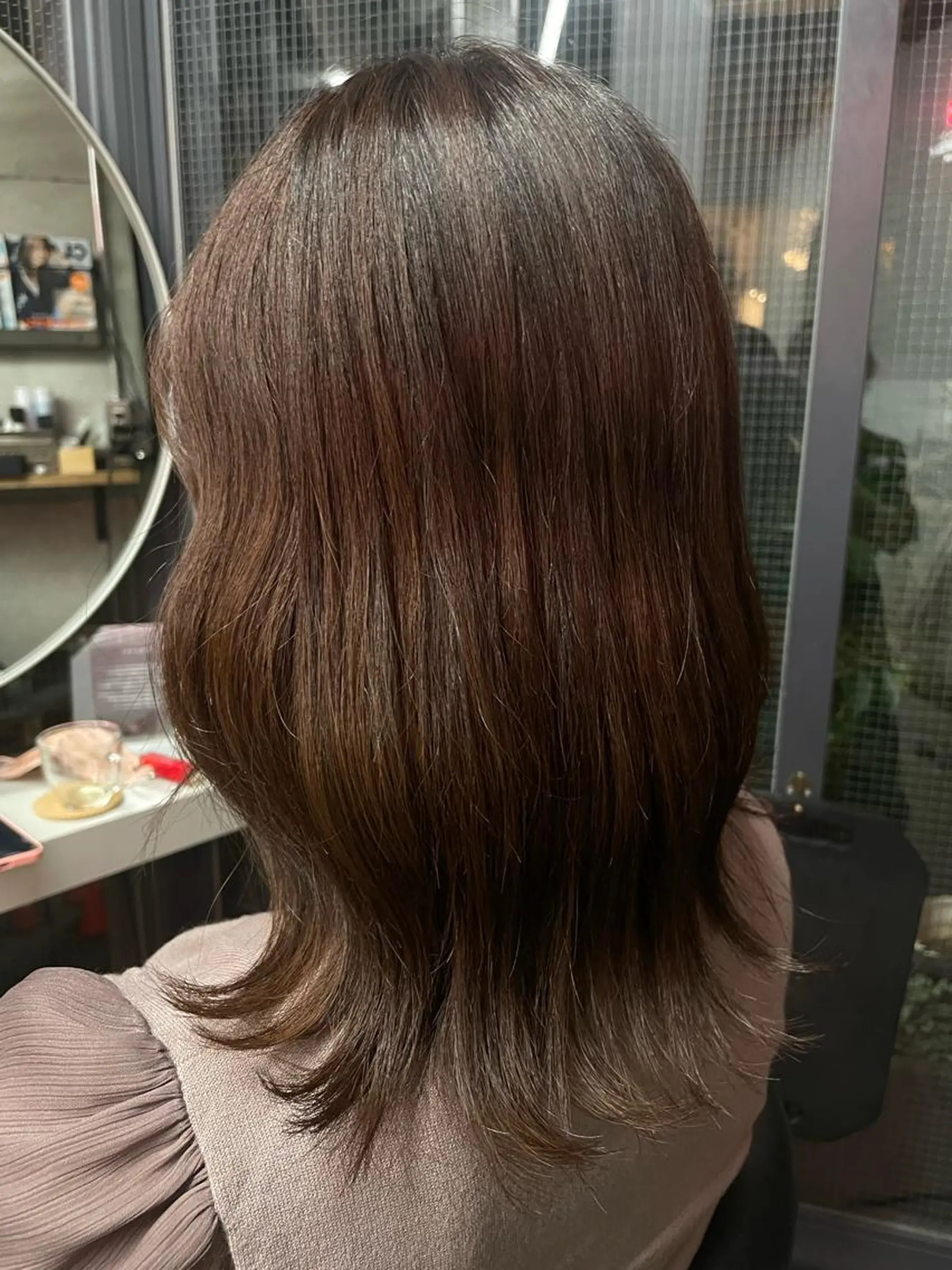 ミディアム カラー メンズ ベージュカラー ブラウンカラー ブラウンベージュ 外ハネヘア やすだ しおりのヘアスタイル