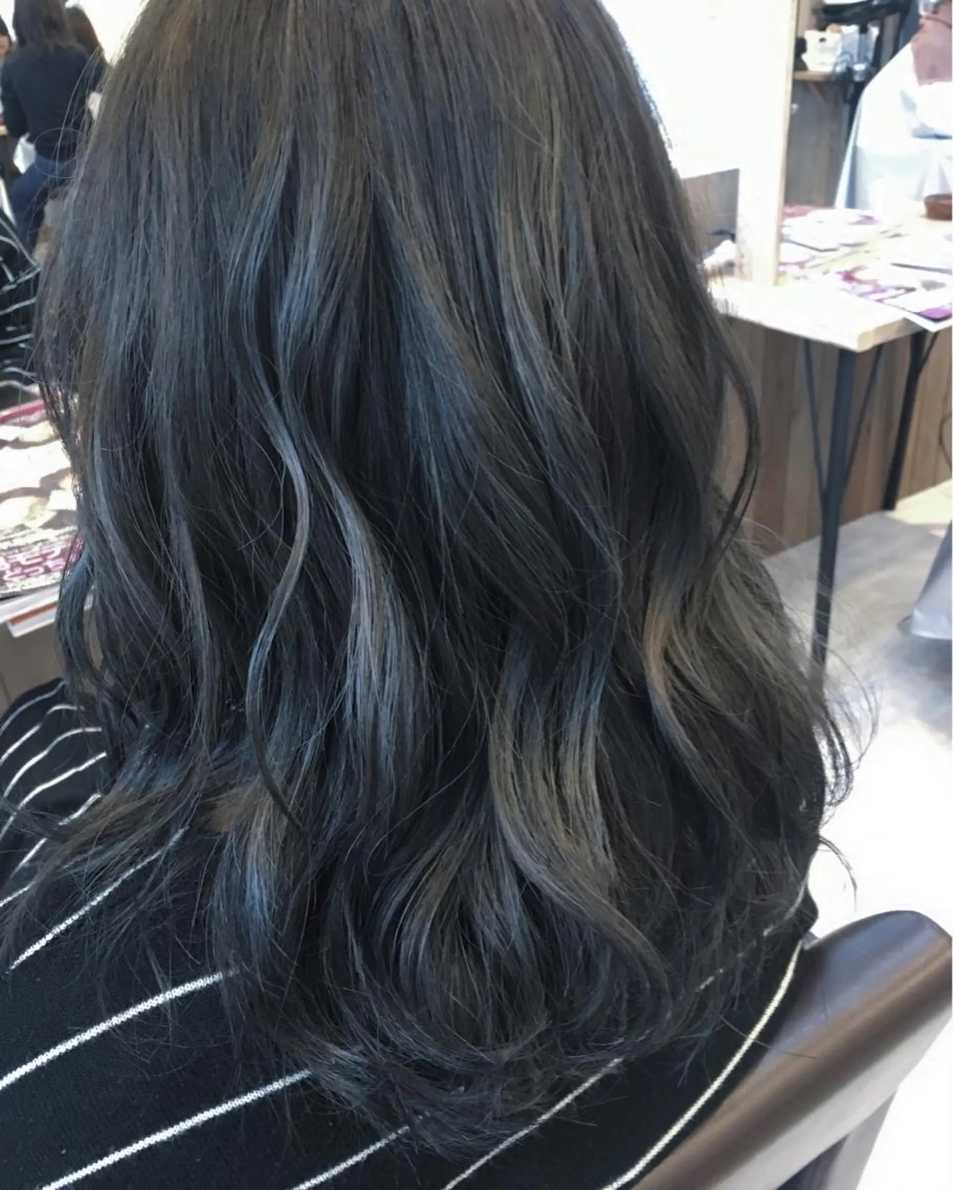 セミロング 外国人風カラー Aguhair所属・土屋 ゆうこのヘアスタイル