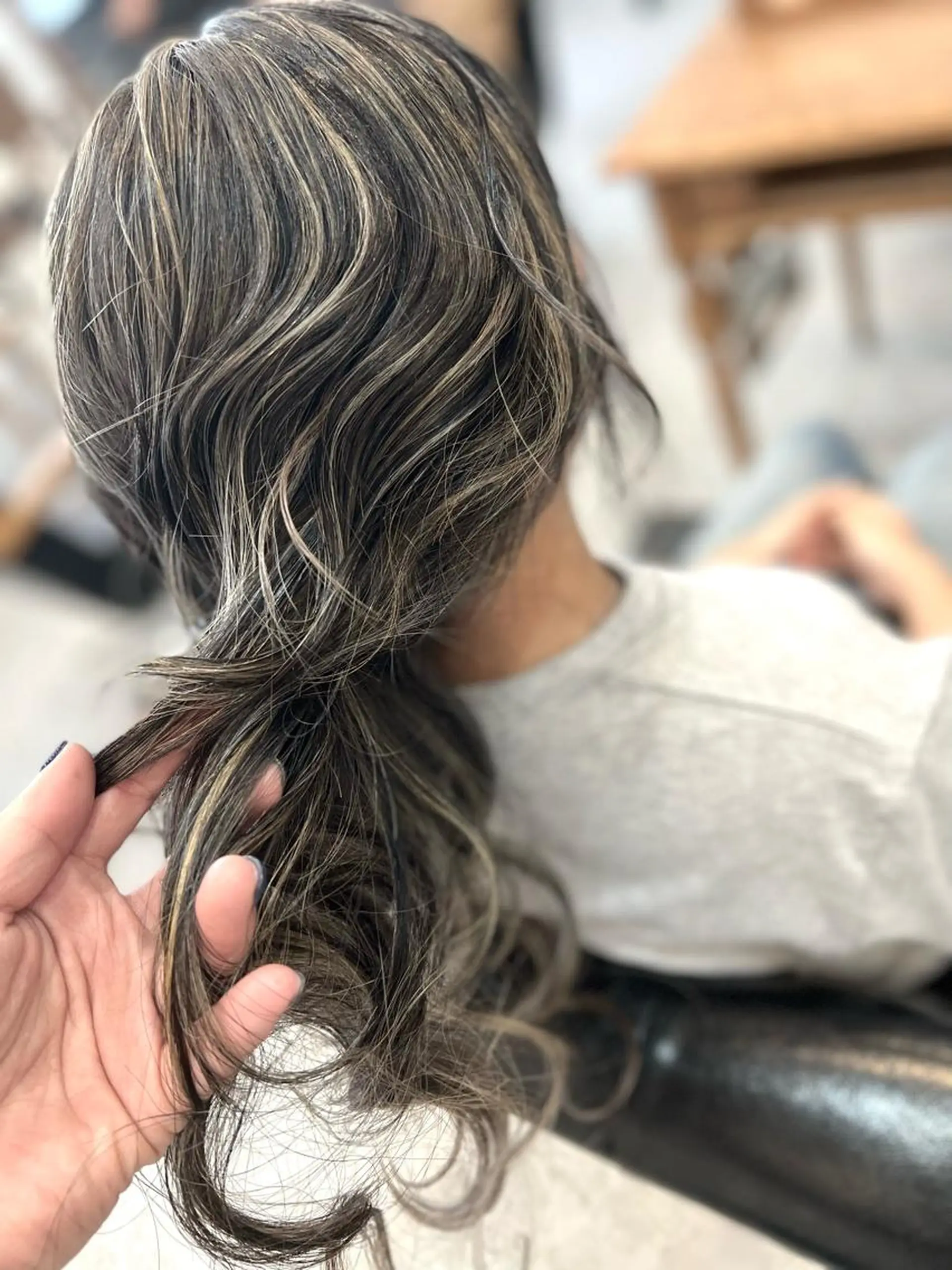 ロング カラー ベージュカラー 黒髪 ハイライトカラー ミルキーベージュ シルバー ヘアカラー トリートメント Style Tのヘアスタイル