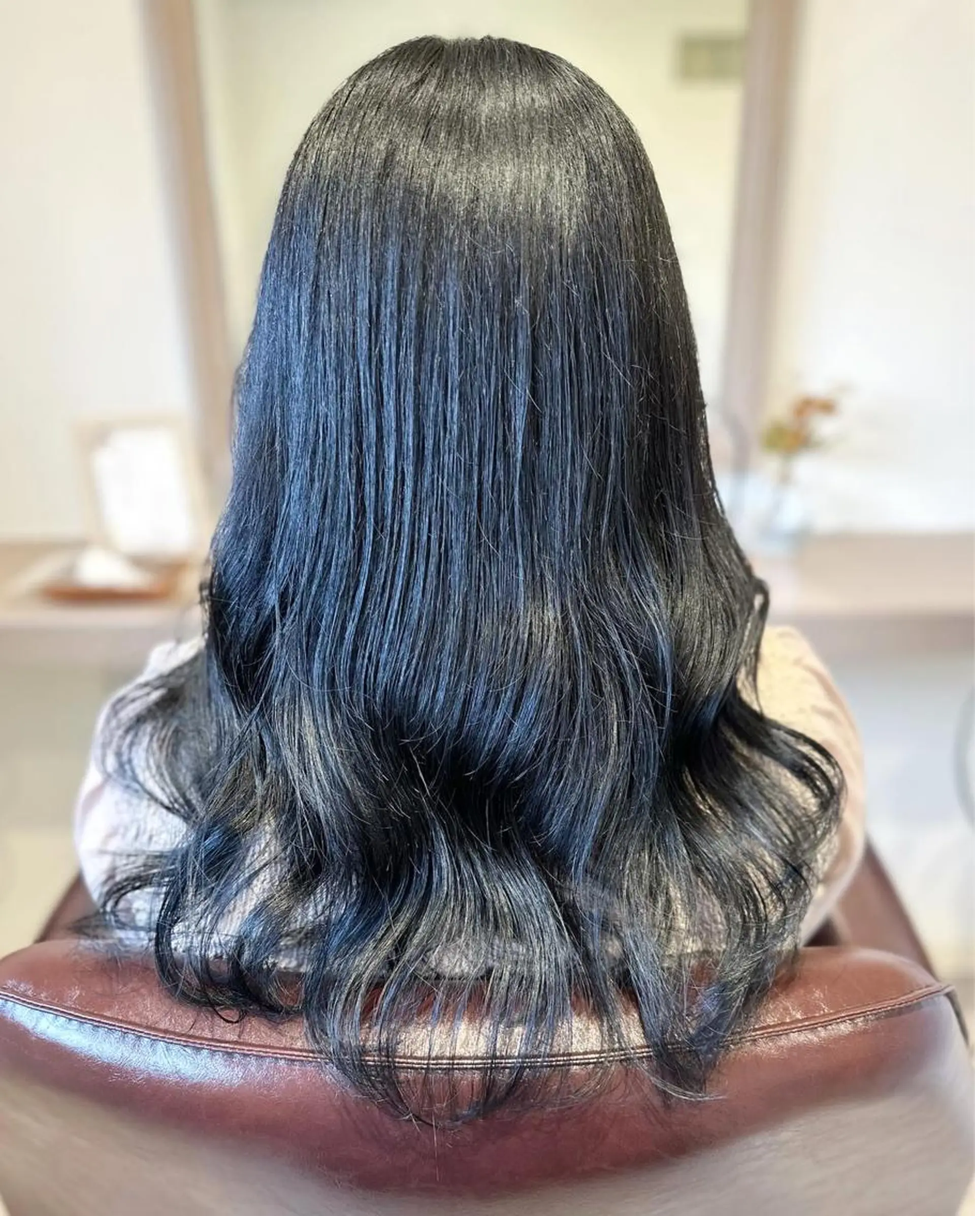 ロング カラー 黒髪 ブルーカラー ブルーブラック カット ヘアカラー トリートメント 荒木 ひろかのヘアスタイル