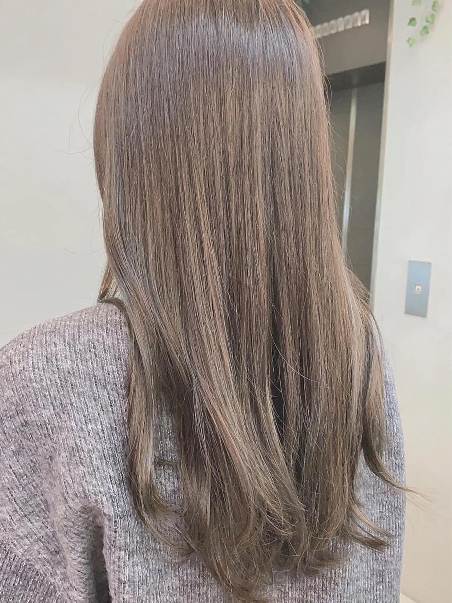 ロング カラー 岡野 静華のヘアスタイル