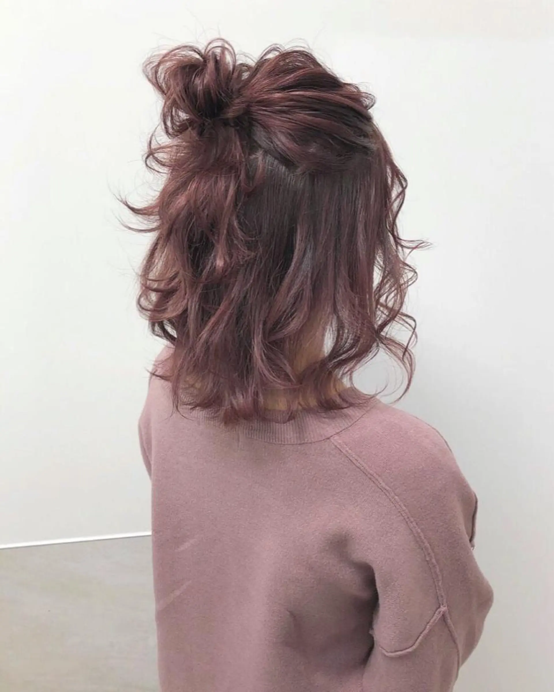 ミディアム カラー ヘアアレンジ お団子ヘア ピンクカラー autre所属・大久保 ひでなりのヘアスタイル