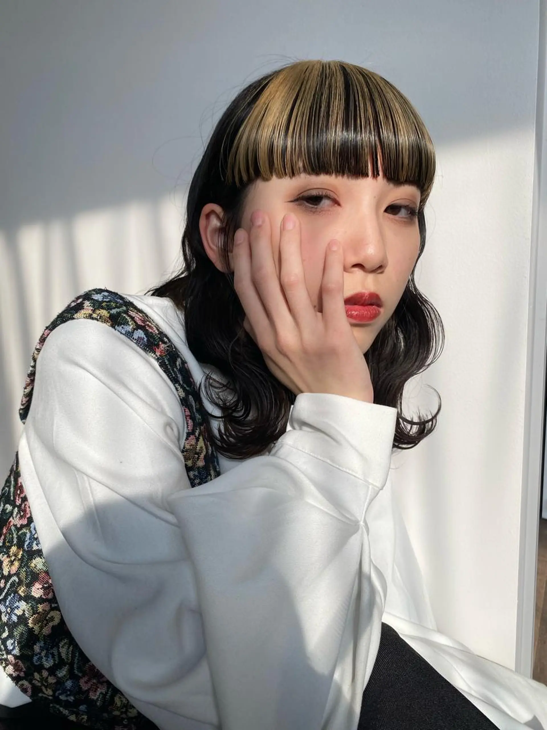 ミディアム カラー 梅田ハイトーン チダ ヒナノのヘアスタイル