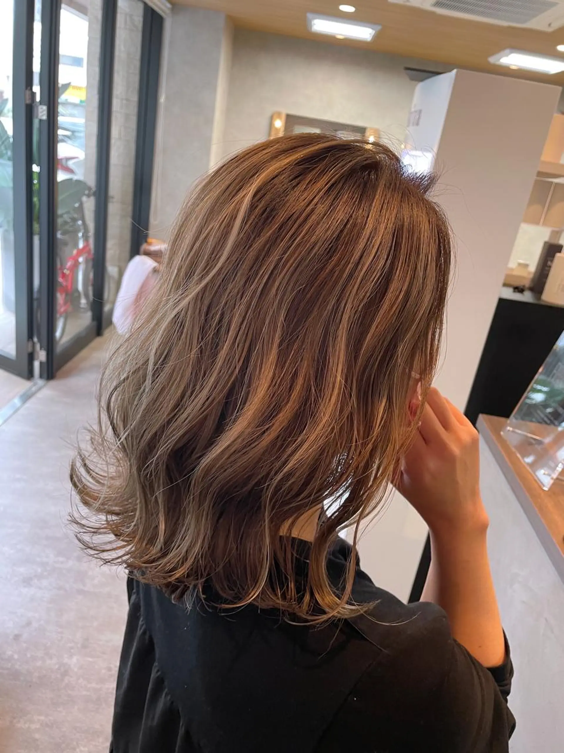 セミロング アッシュ ハイライト レイヤーカット ウルフカット ヘアカラー トリートメント RIENS♡xrea 山本優舞のヘアスタイル