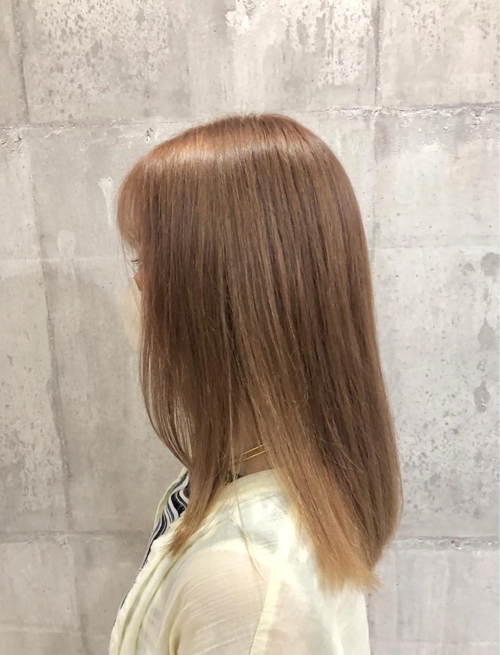 セミロング カラー ベージュカラー ミルクティーベージュ ピンクカラー レイヤー/韓国 ハイトーン興津史弥のヘアスタイル