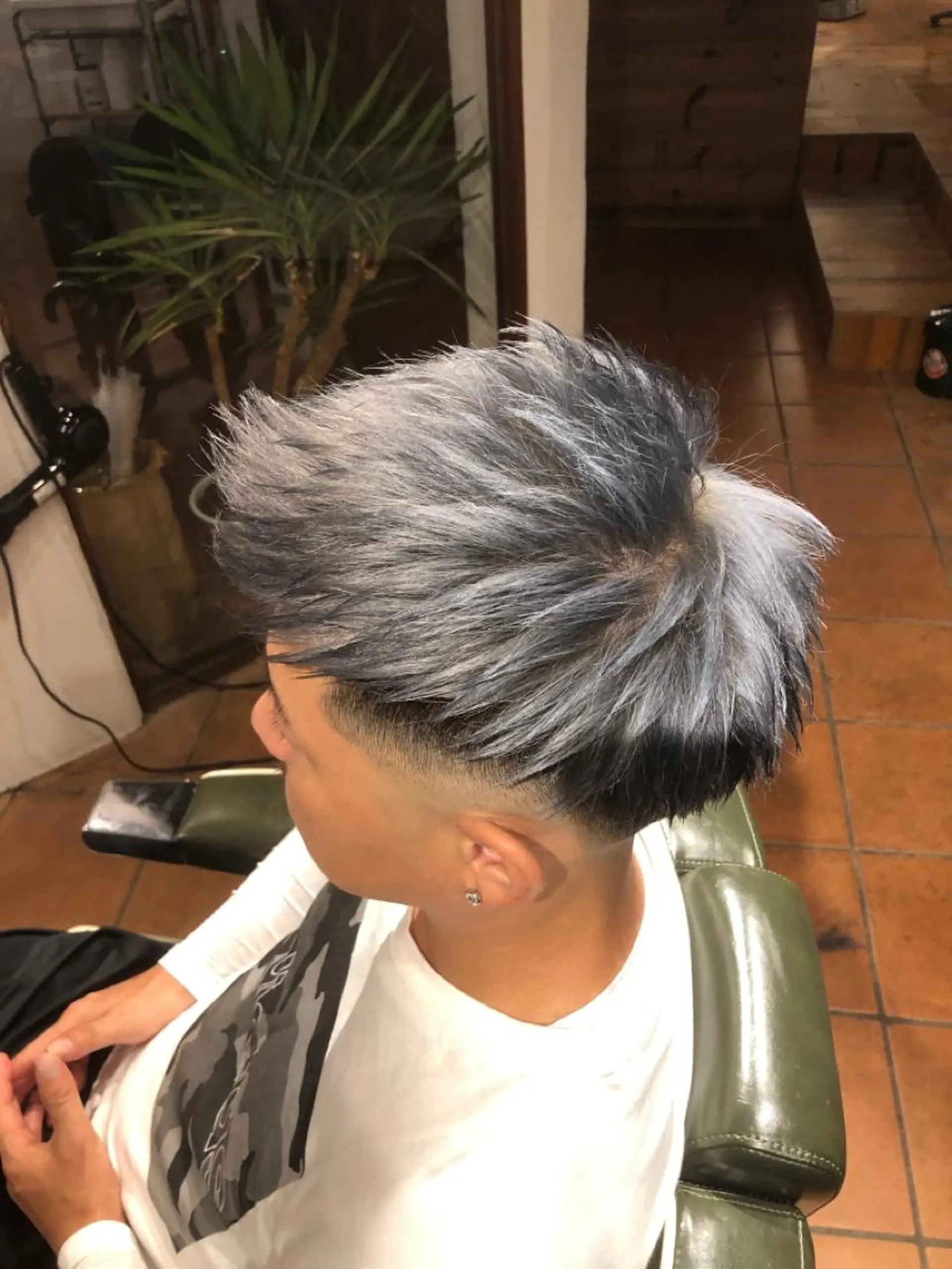 ショート カラー メンズ メンズブリーチ ブリーチ カット ヘアカラー vita所属・冨士川 英樹のヘアスタイル