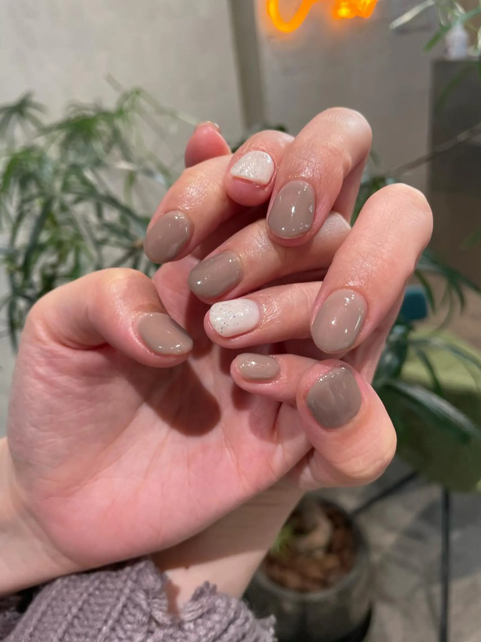 ネイル ラメ(グリッター) オフィスネイル ホワイト ハンドネイル ナチュラル透明感🌱 小山美樹子のヘアスタイル