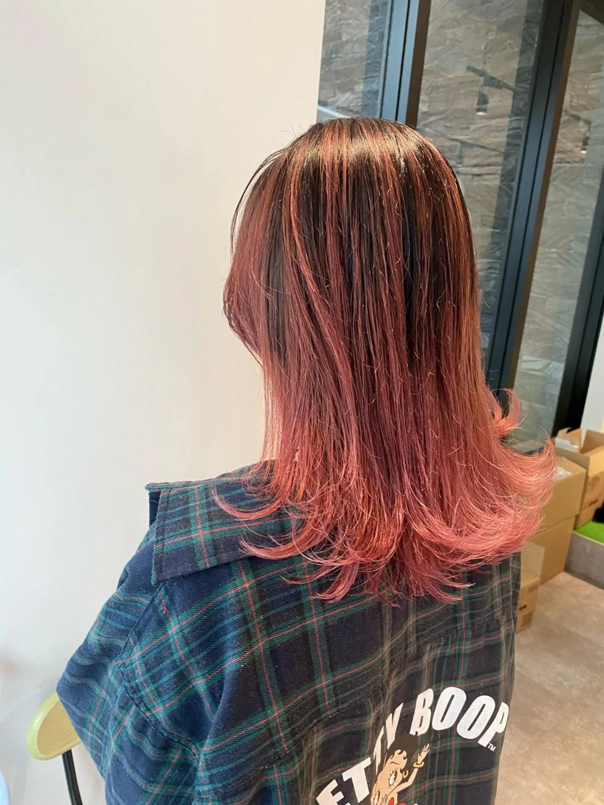 セミロング カラー バレイヤージュ ベージュカラー ピンクカラー ピンクベージュ レイヤーカット カット ヘアカラー オスズ 🎀´-のヘアスタイル