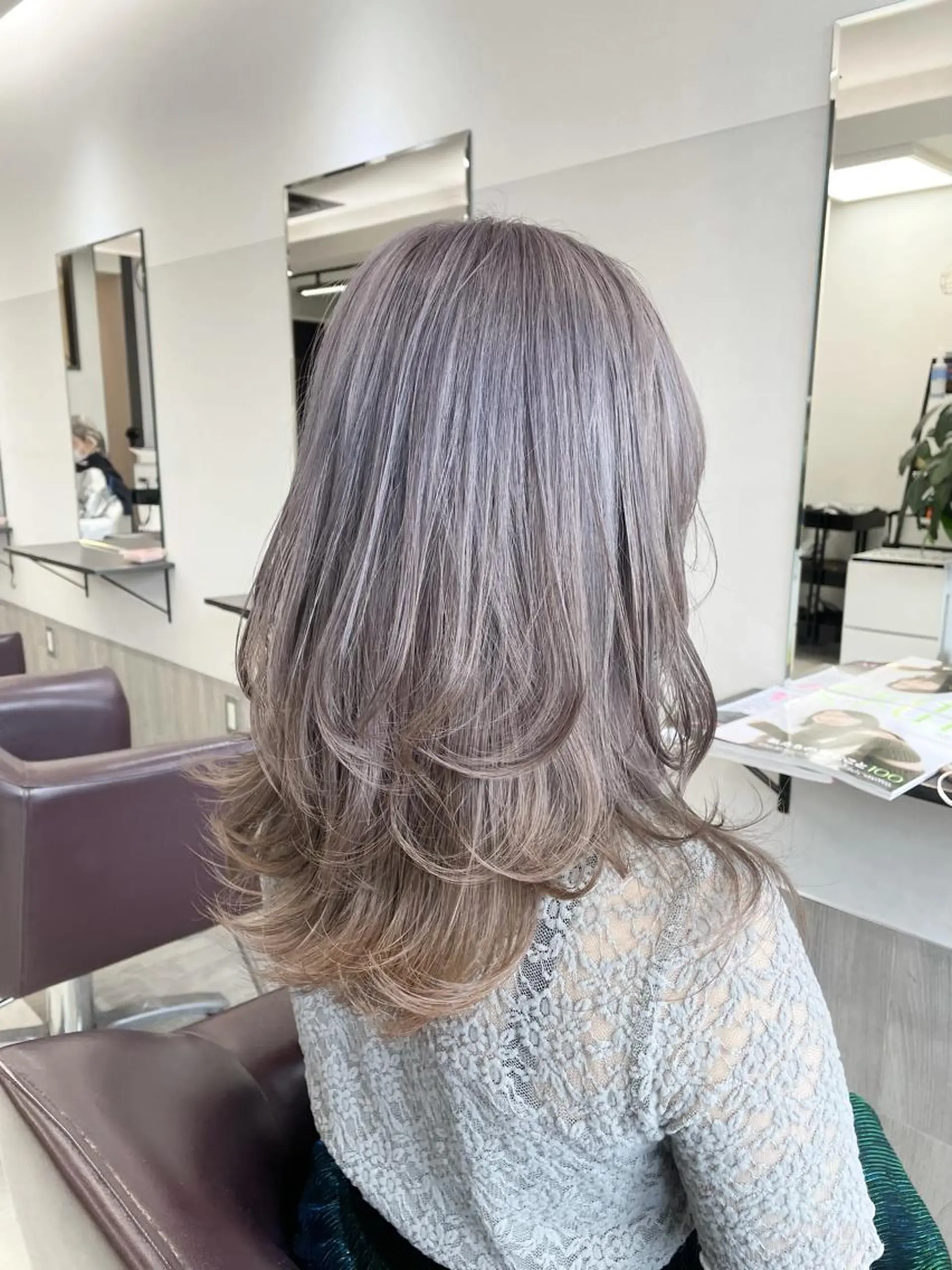 カラー AIRI layer cut hairのヘアスタイル