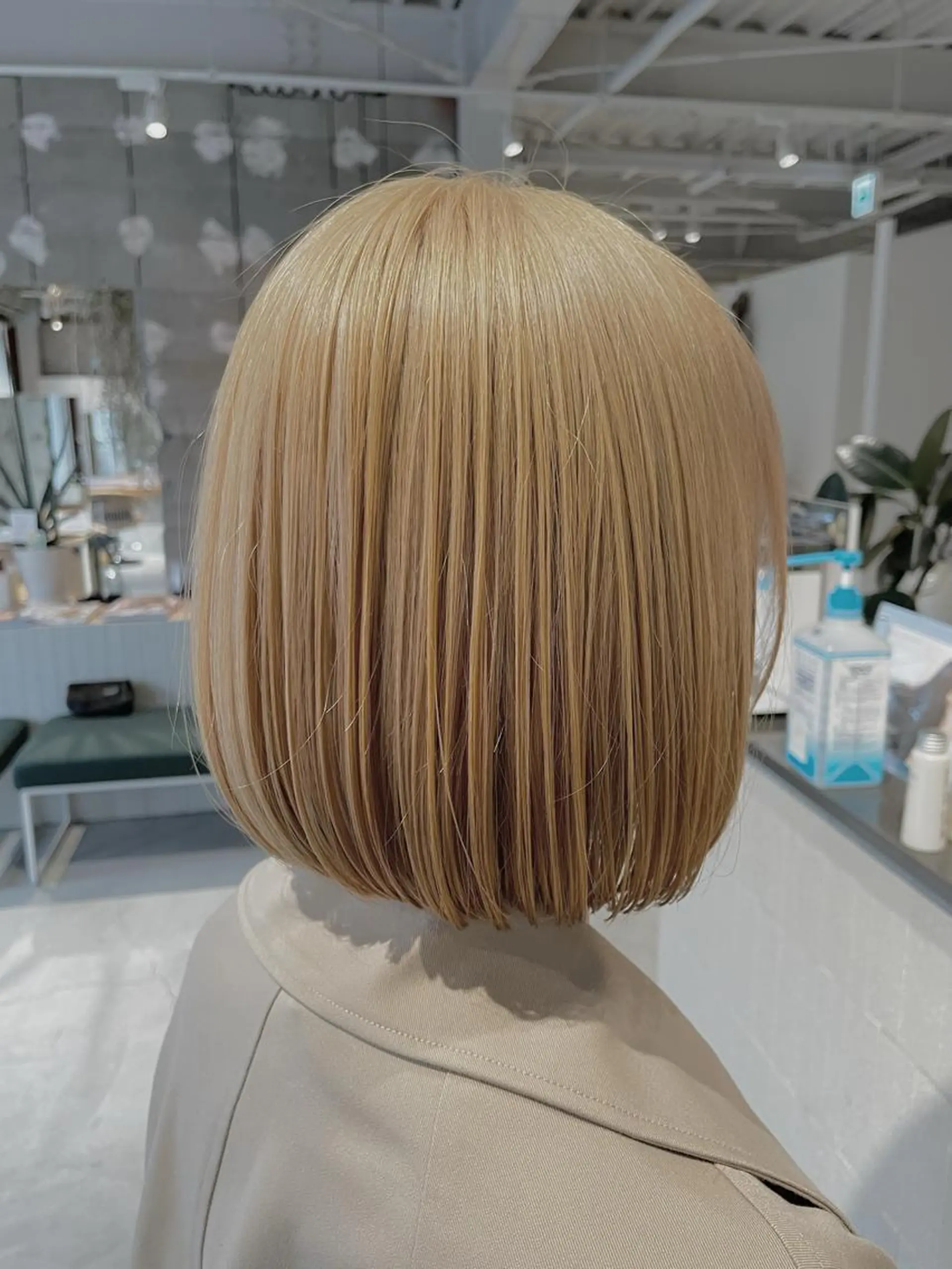 ショート カラー 抜きっぱなしブロンド ブロンド ヘアカラー 💎韓国カラー Giness坂下巧のヘアスタイル