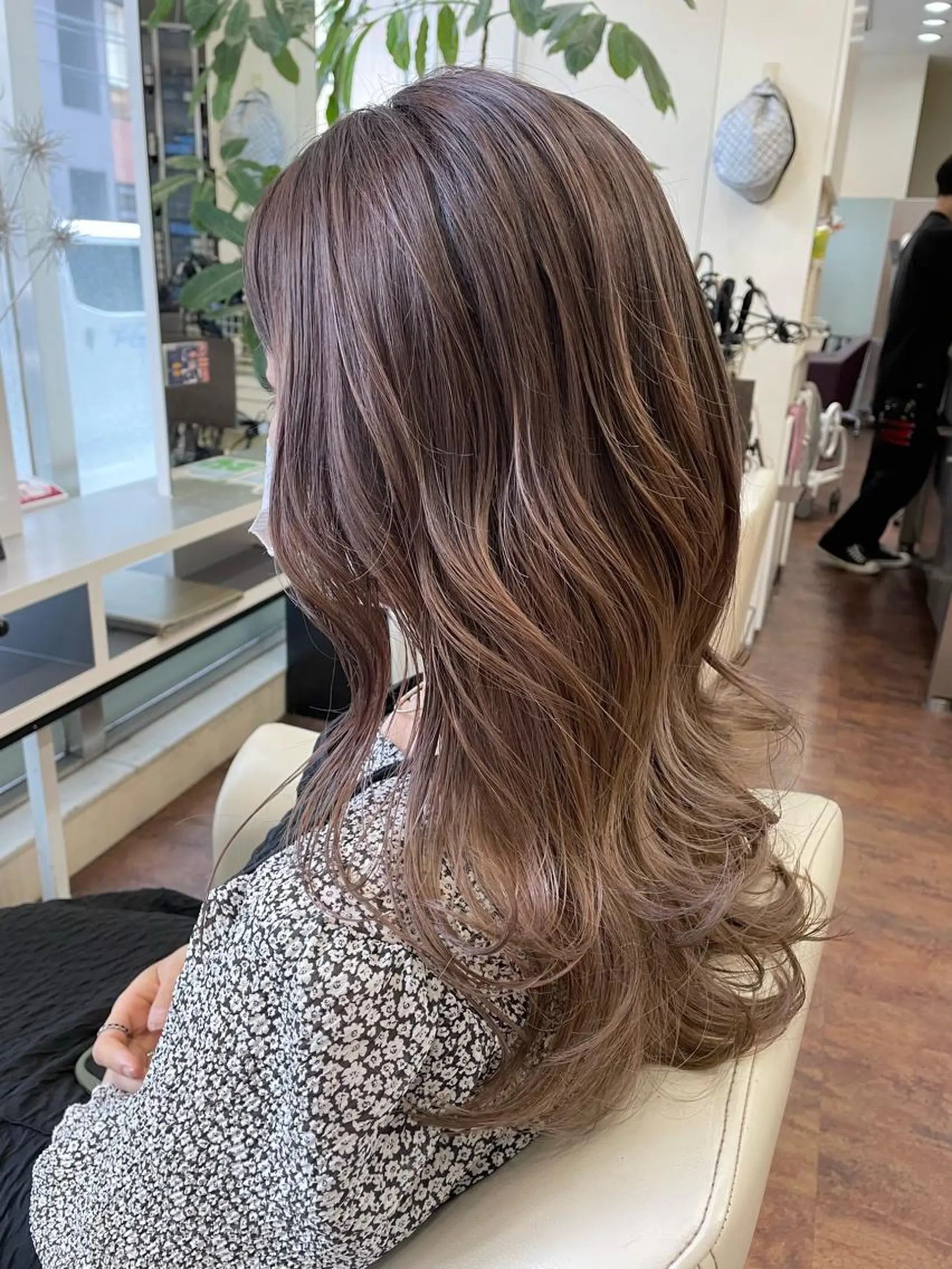 セミロング favietta所属・中村 友美のヘアスタイル