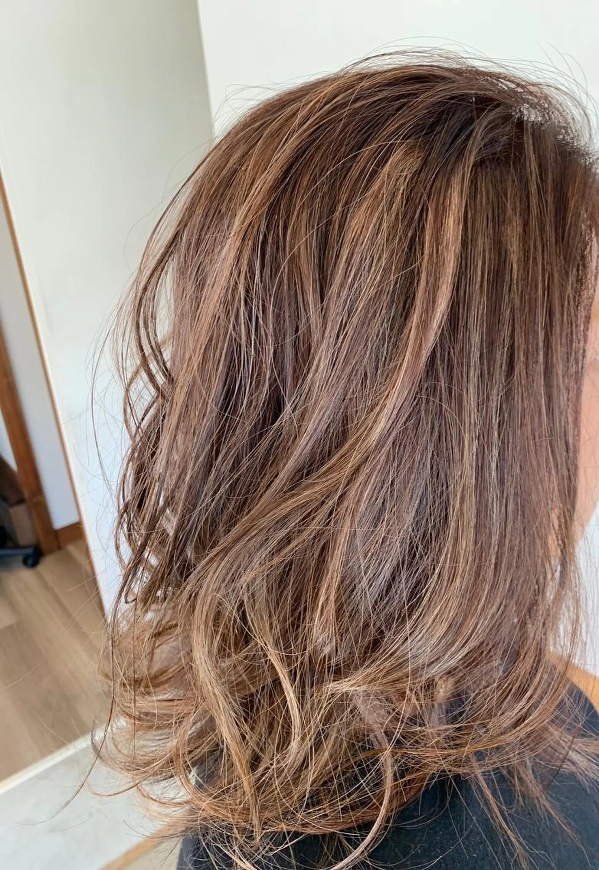 ミディアム カラー ハイライトカラー ハイライト chill out 南塚口本店のヘアスタイル