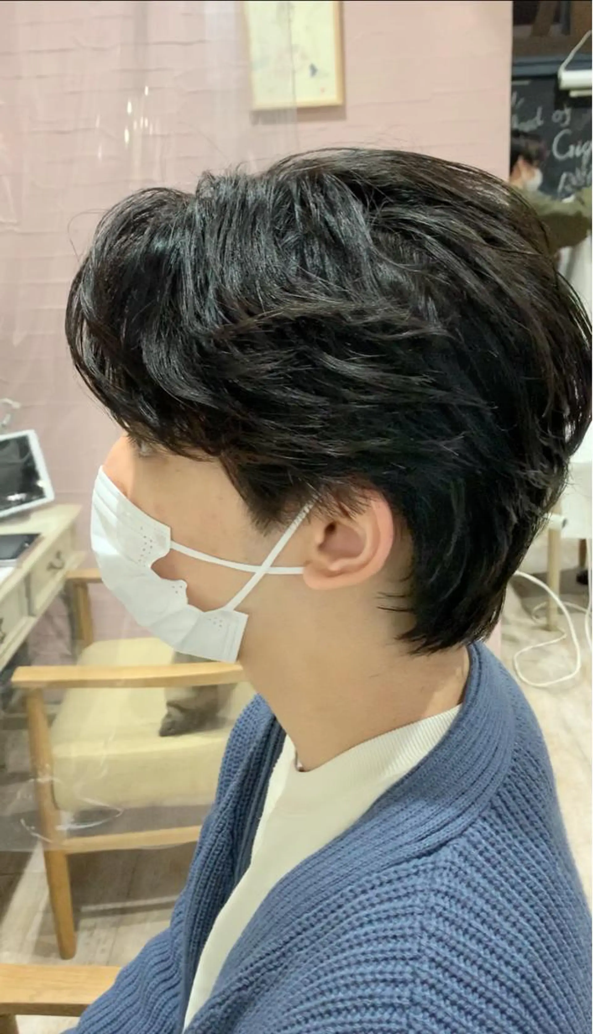 ミディアム パーマ メンズ ミディアムパーマ メンズブリーチ センターパート フェードカット フェザーパーマ カット ヘアセット メンズStylist 山根慧のヘアスタイル