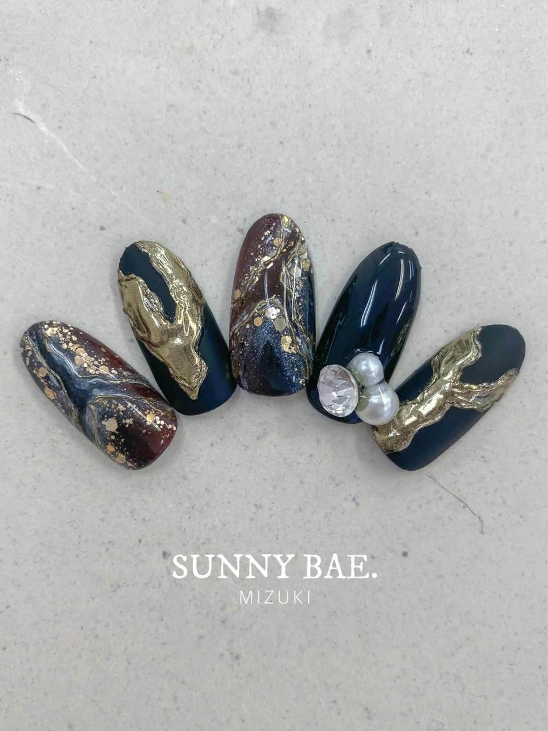 ネイル 成人式 ゴールド ミラーネイル ハンドネイル SUNNY BAE. 🌼MIZUKIのネイルデザイン