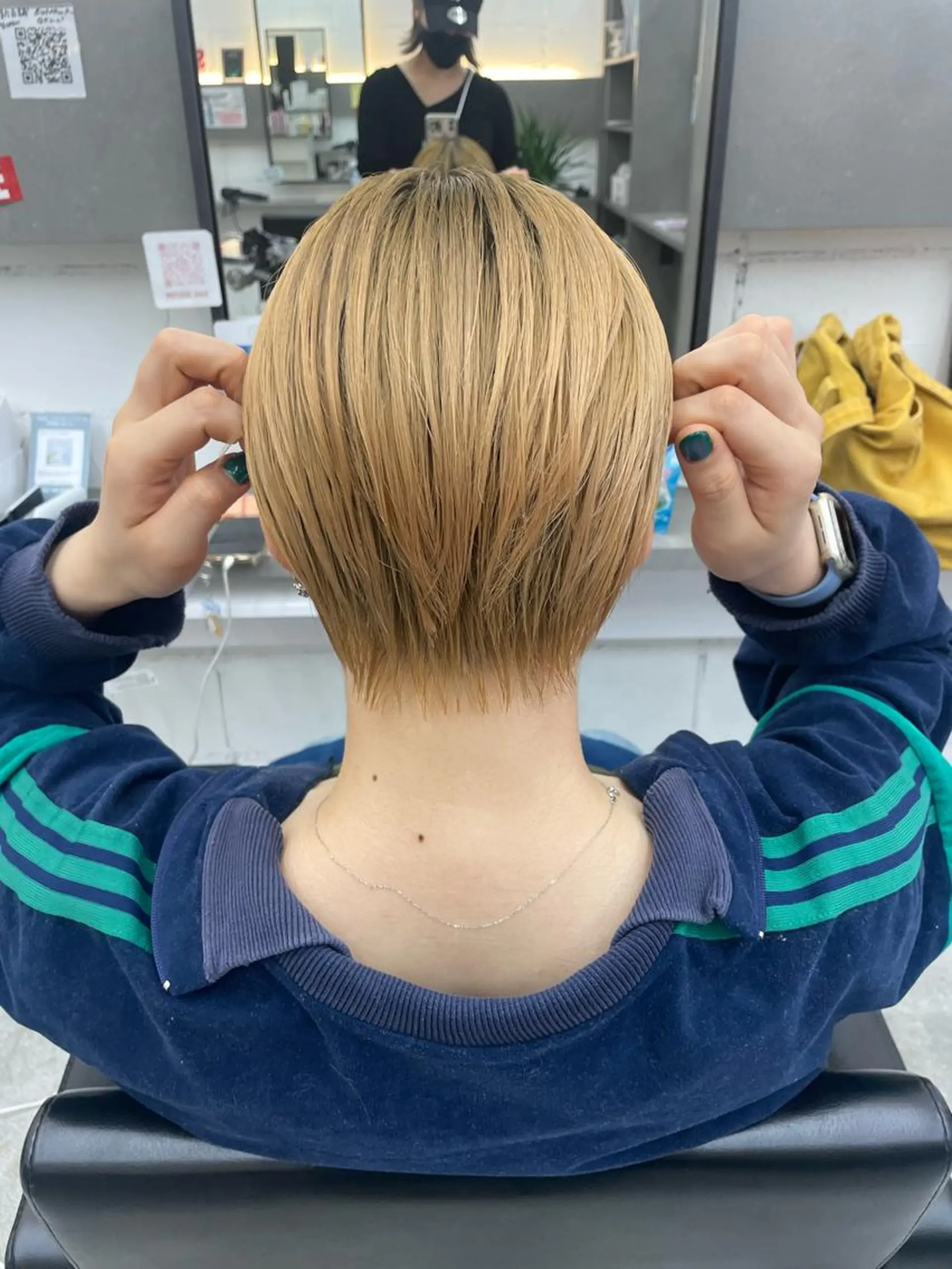 ショート カラー ヘアアレンジ ショートヘア カット ヘアカラー トリートメント mika｜ブルーカラ ー｜ハイトーンカラーのヘアスタイル