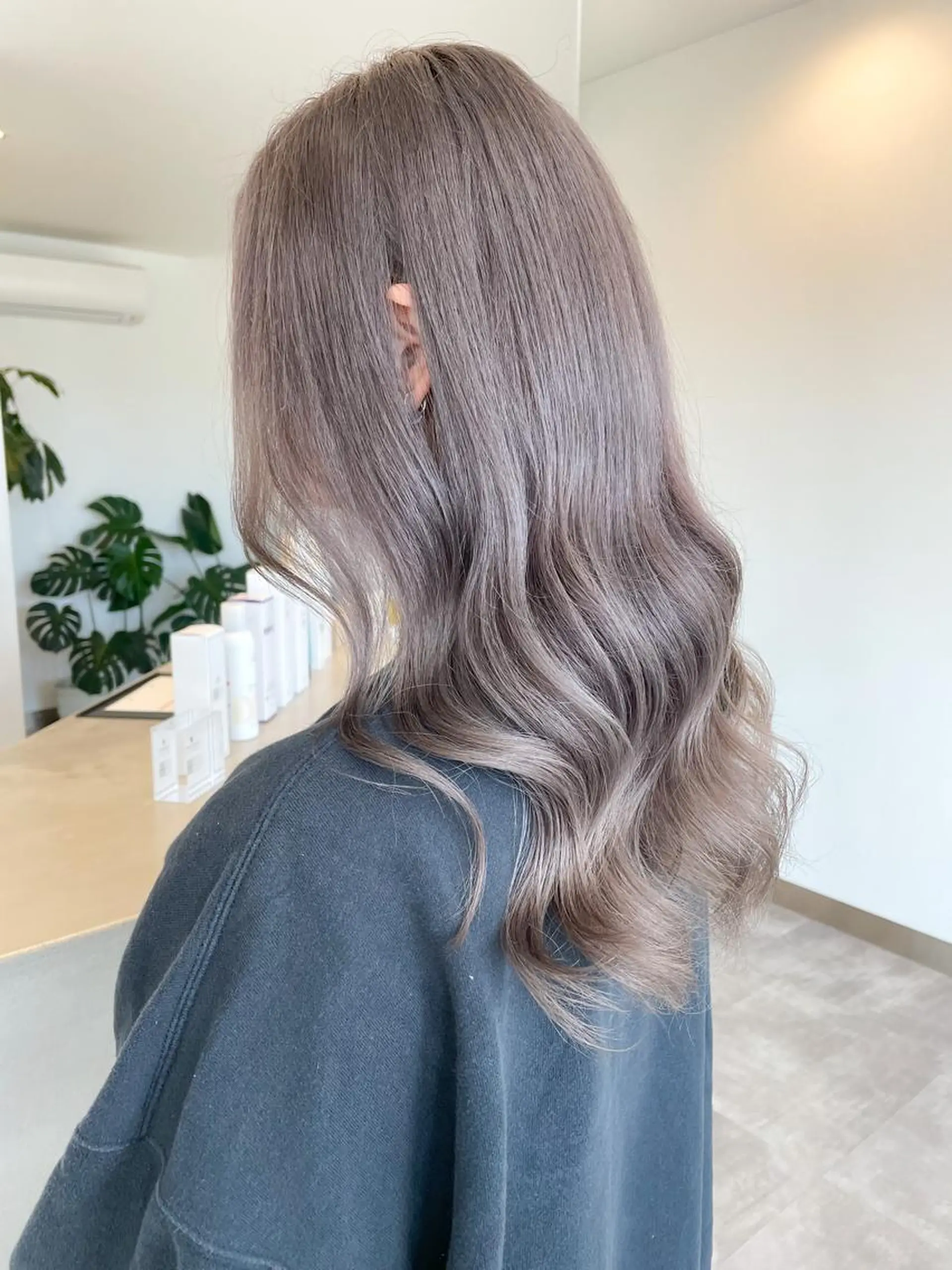 ロング カラー ブリーチ 透明感カラー シルバー 丸田 美沙希のヘアスタイル