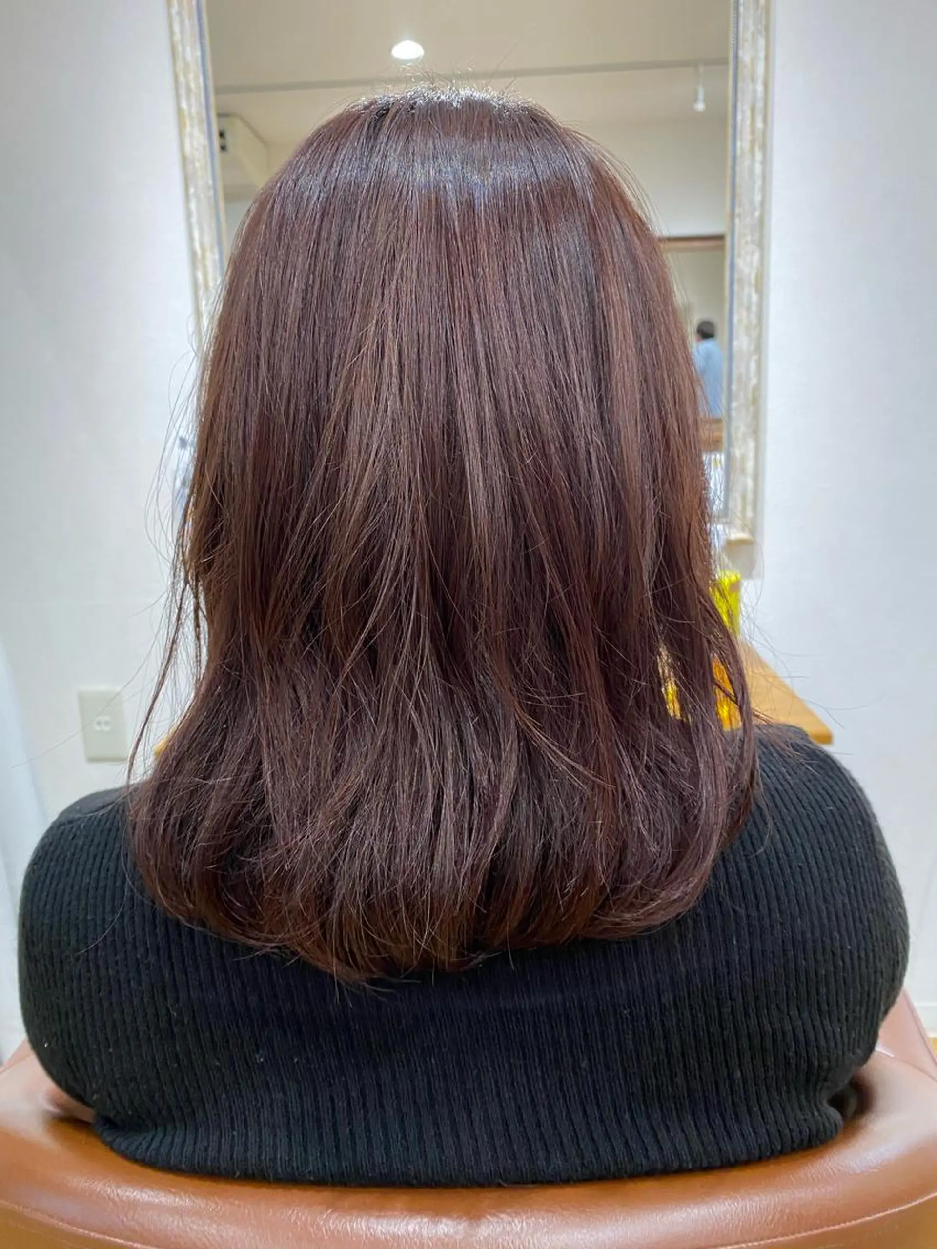 ミディアム カラー 佐治 梨乃のヘアスタイル