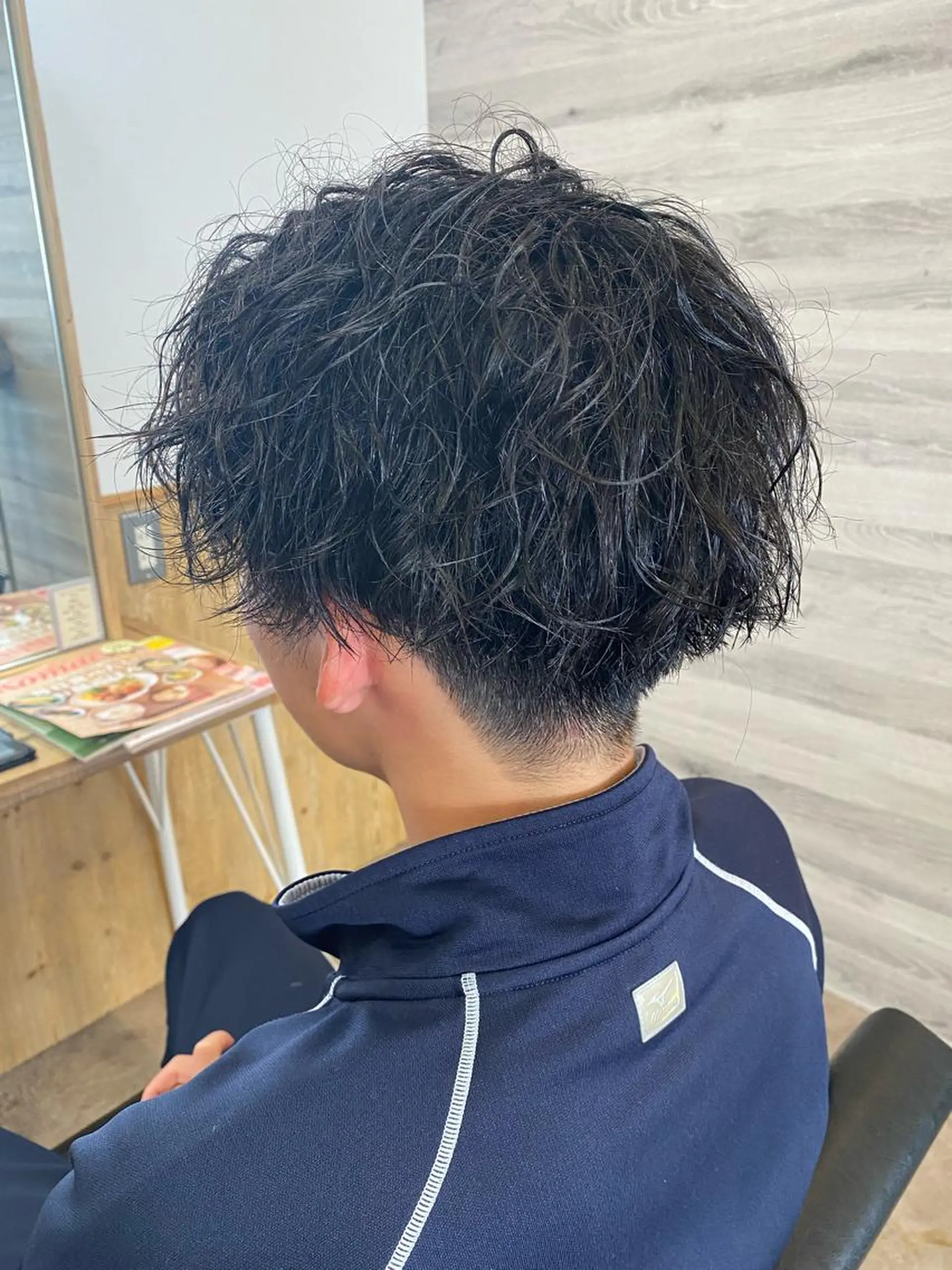 ショート パーマ メンズ センターパート メンズパーマ ツイストスパイラルパーマ 刈り上げ スパイラルパーマ Agu hair lua 上越高田西店所属・佐藤祐輔 メンズパーマのヘアスタイル